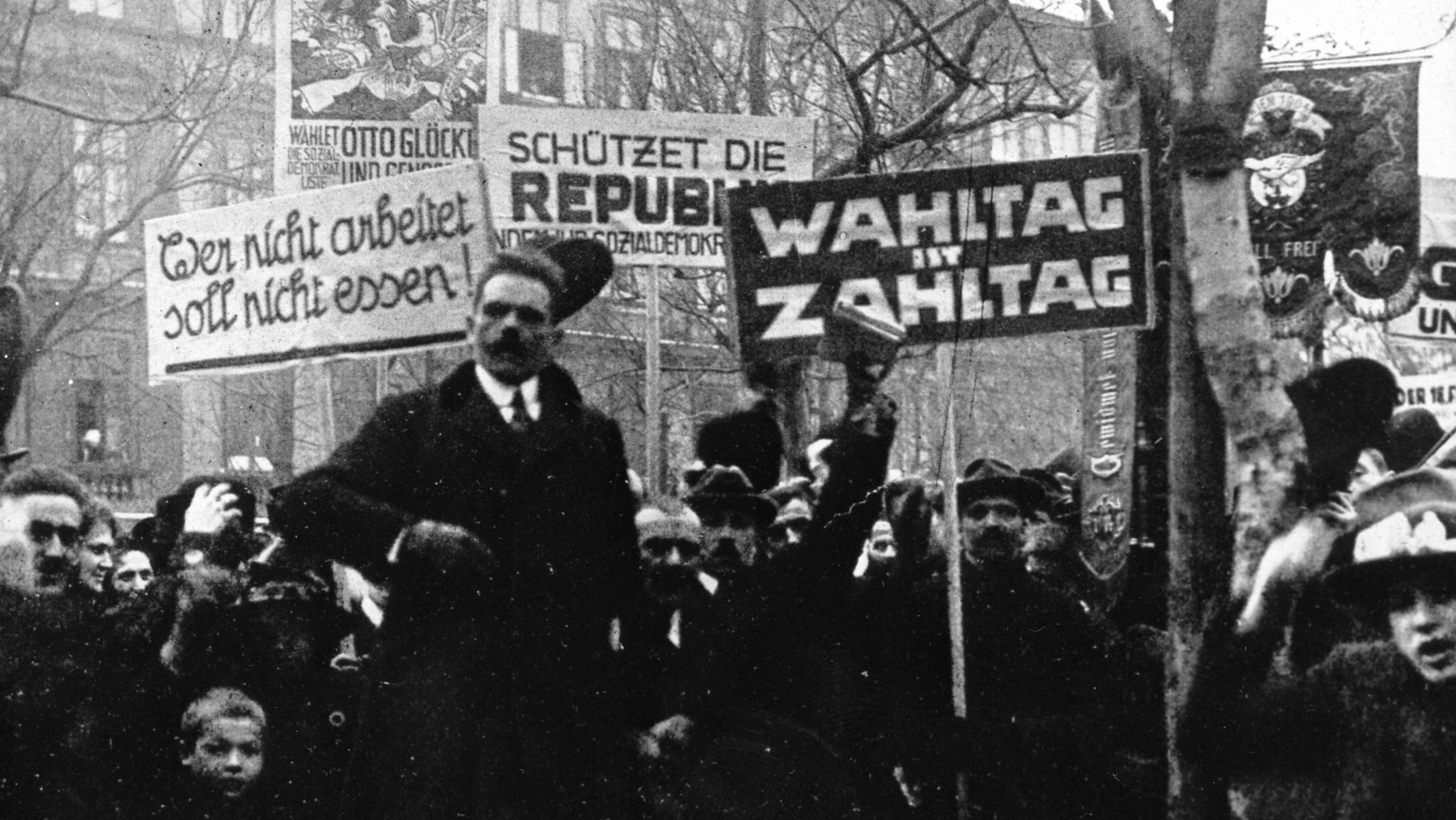 "Österreich II - Der Rest war Österreich": Aufmarsch der Sozialdemoktraten, ca. 1919