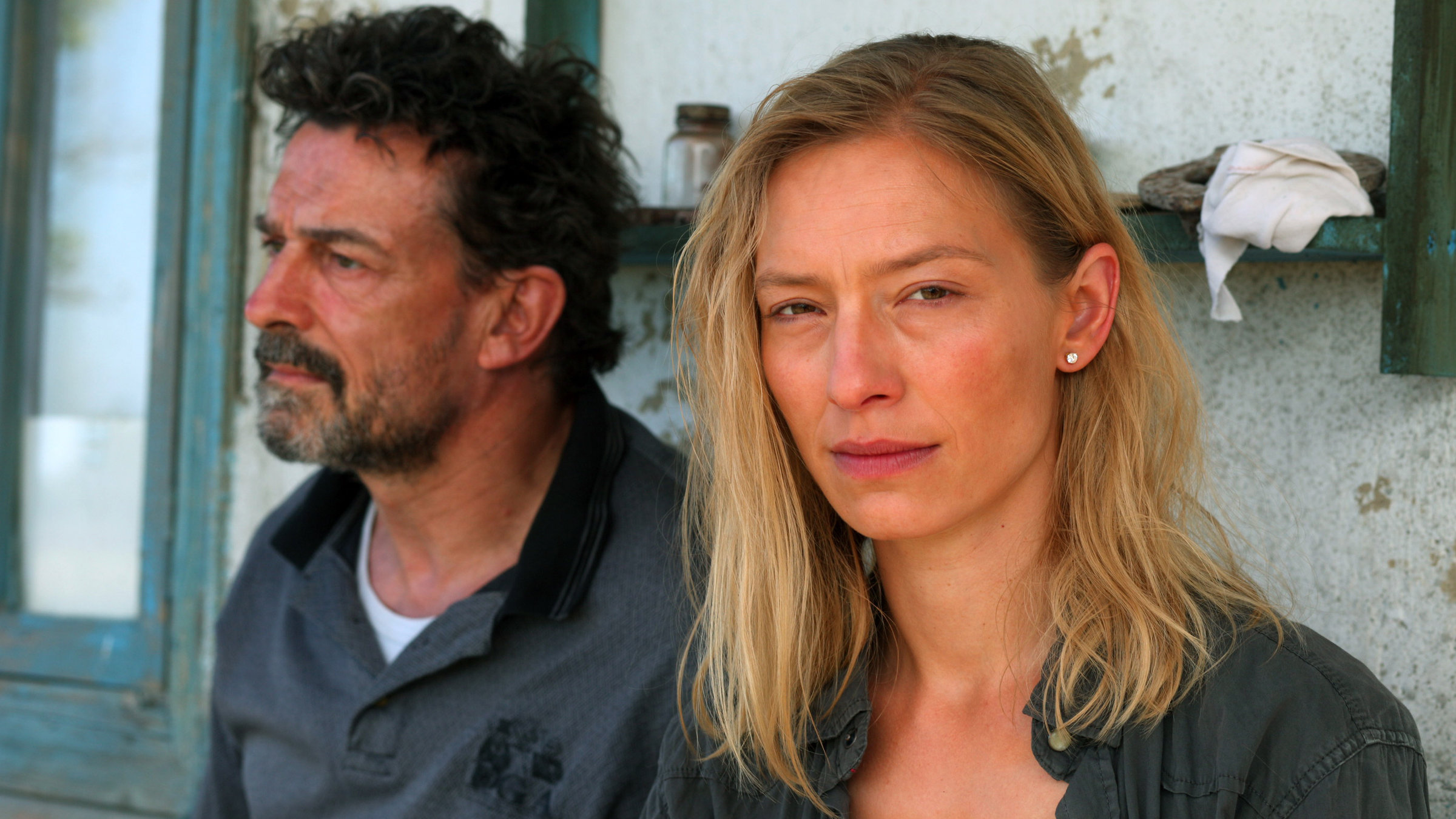 Nach Jahren ohne Kontakt haben sich Daniela (Sandra Borgmann) und ihr Bruder Silviu (Thomas Sarbacher) erstmal nichts zu sagen.