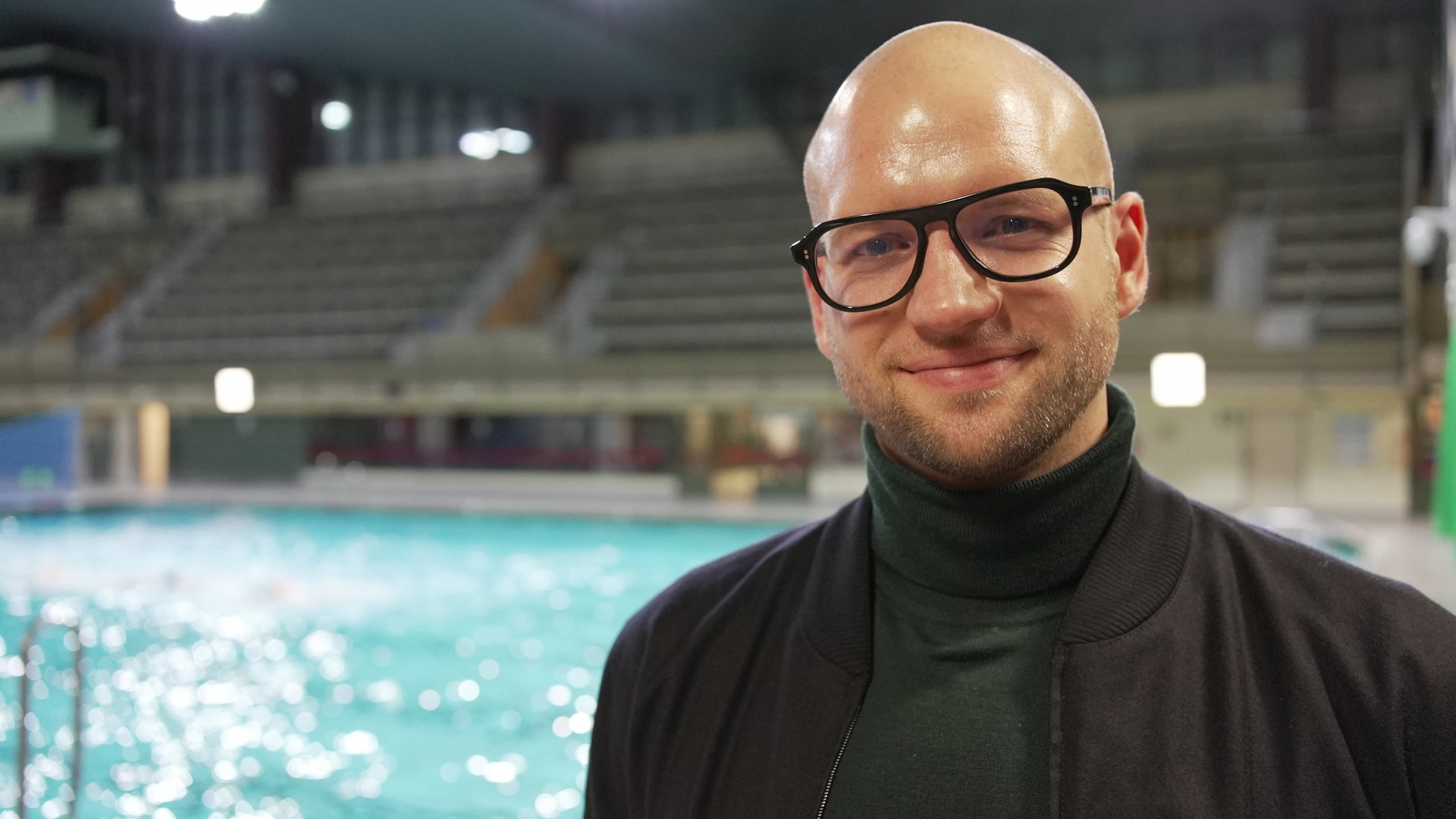"37°Leben - Raus aus dem Profisport": Tobias Preuß in Nahaufnahme in einer Schwimmhalle.