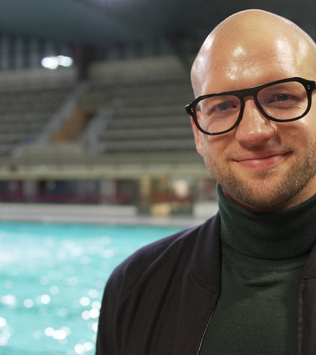 "37°Leben - Raus aus dem Profisport": Tobias Preuß in Nahaufnahme in einer Schwimmhalle.