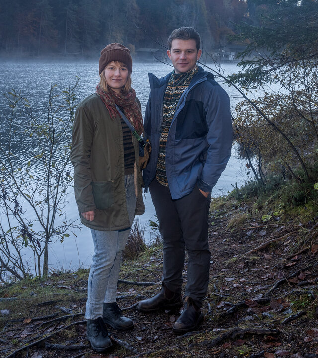 "Schnee von Gestern - Landkrimi": Chefinspektorin Melanie Grandits (Marlene Hauser) und Chefinspektor Martin Steiner (Simon Morzé) stehen am Ufer.