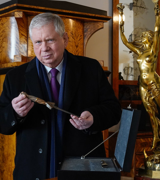 "Der Staatsanwalt - Blutiges Gebot": Oberstaatsanwalt Bernd Reuther (Rainer Hunold) steht in einem Auktionshaus und hält einen Dolch in den Händen. Vor ihm steht eine aufgeklappte Kiste auf einem Tisch, aus der er den Dolch entnommen hat.