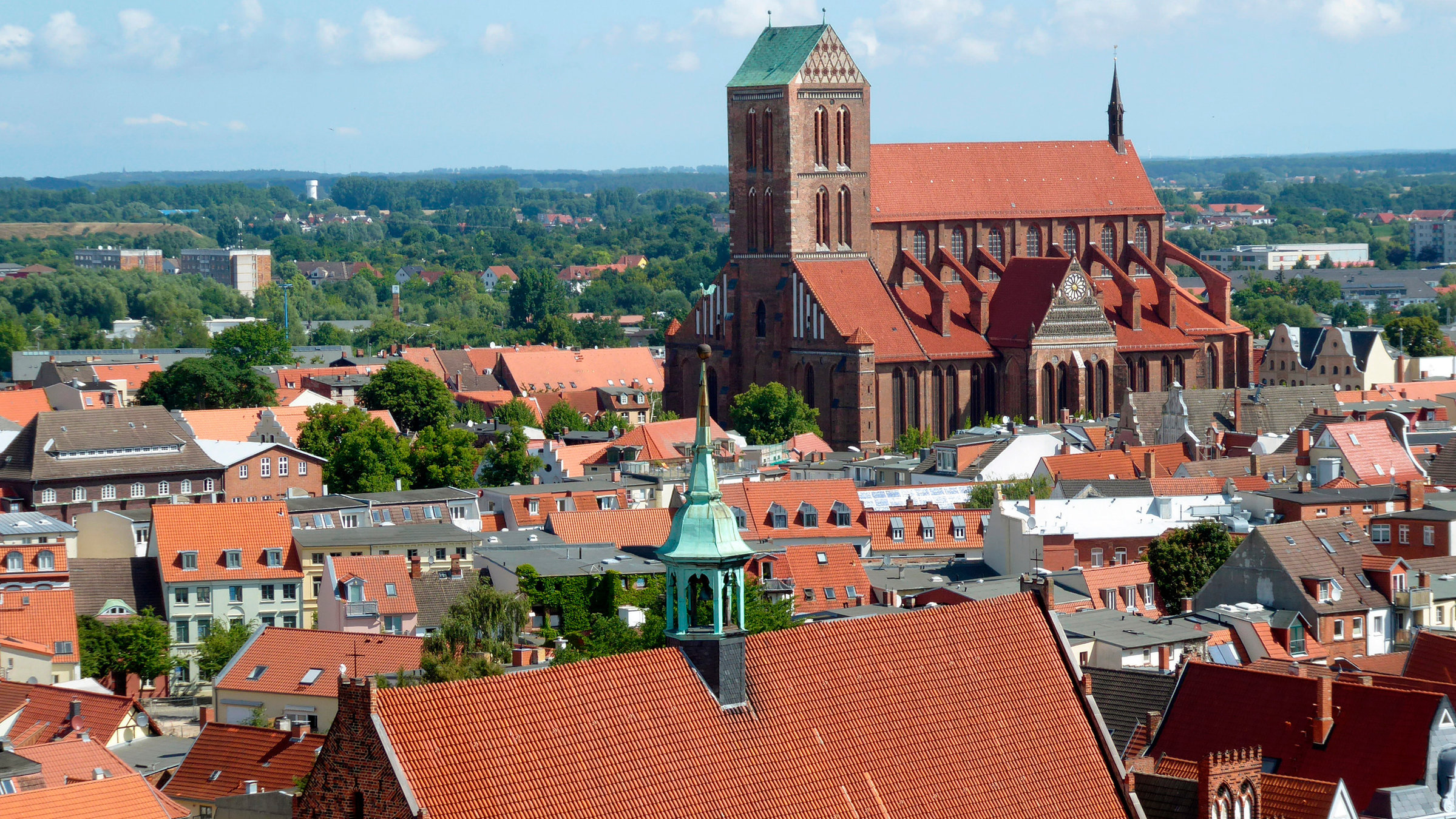 "Wismar, da will ich hin!": Blick von der Georgenkirche auf die Stadt und Nikolaikirch.