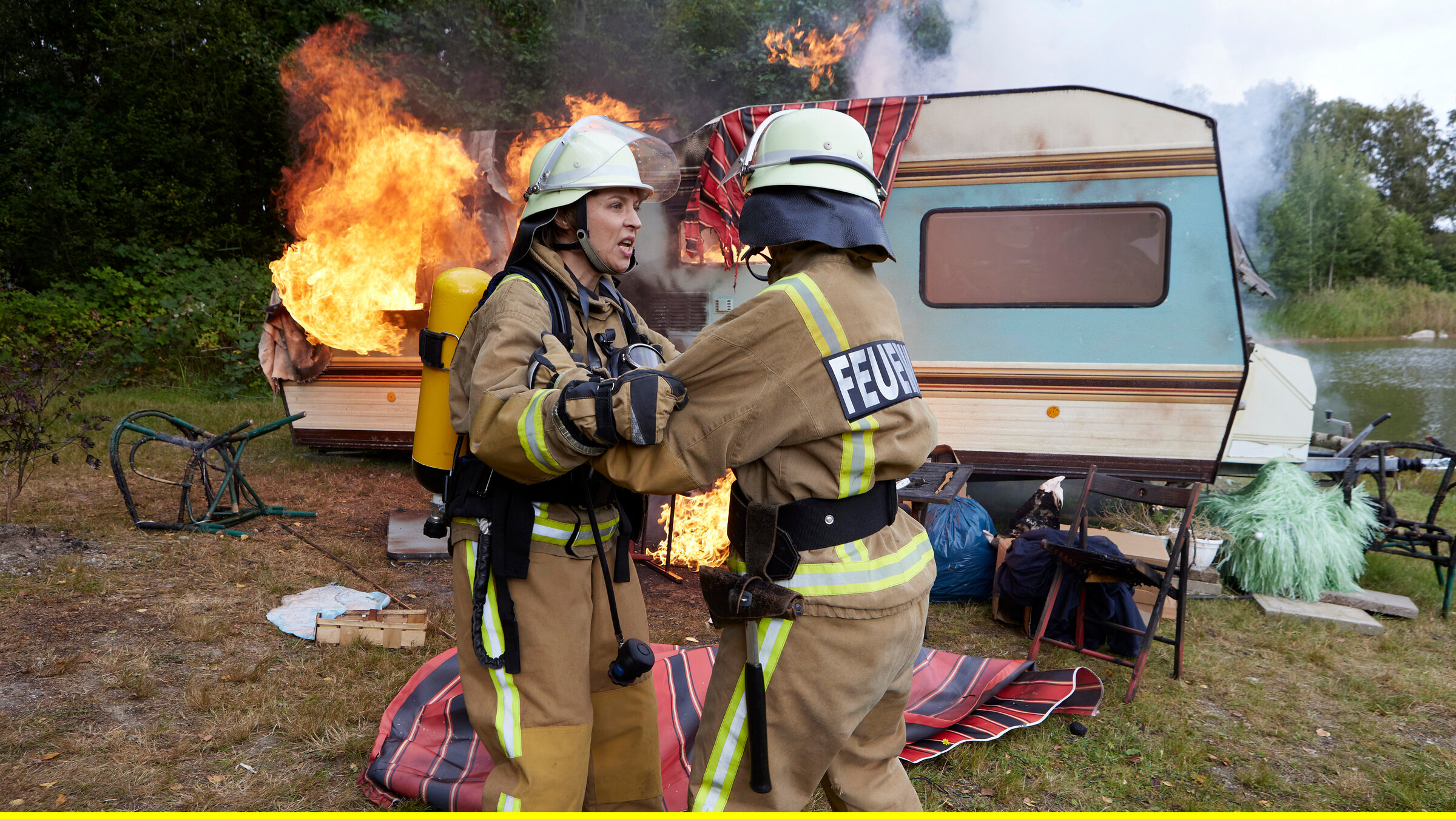"Feuerwehrfrauen - Heim gesucht": Nicht mehr zu retten: Meike (Katja Danowski, li.) hält Anja (Nadja Becker, re.) zurück.