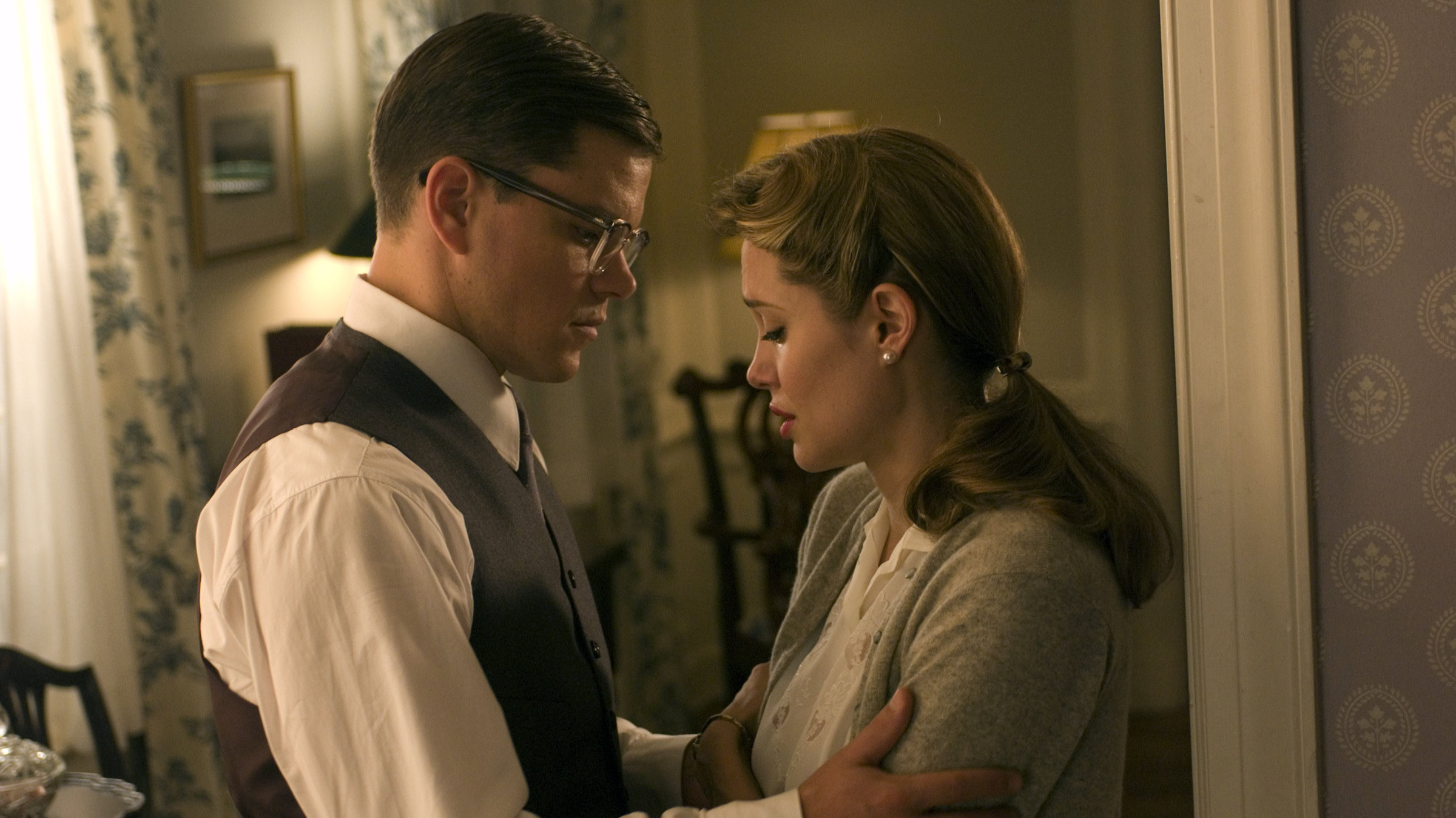 "Der gute Hirte": Agent Edward Wilson (Matt Damon) und seine Frau Clover (Angelina Jolie) stehen sich gegenüber. Er hält sie an den Armen fest.