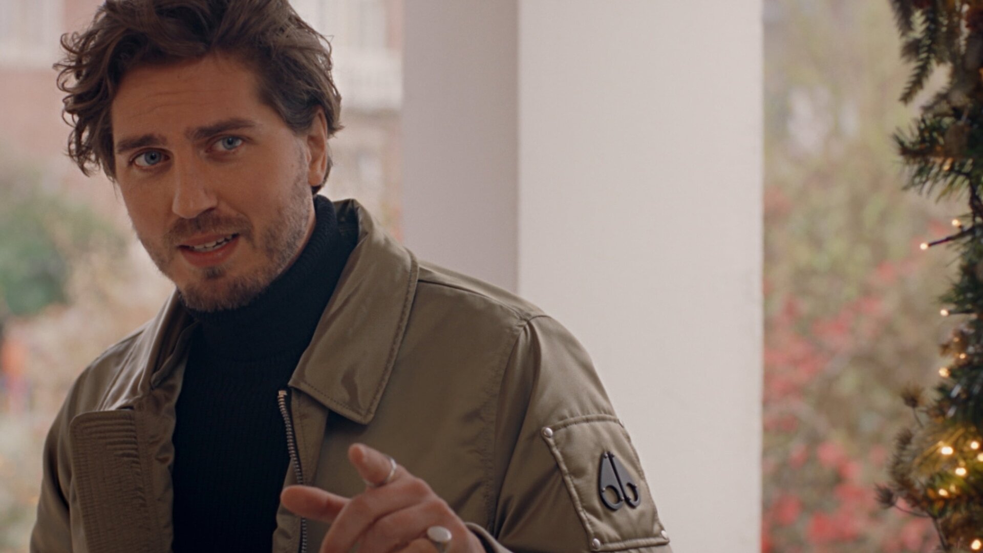 "Single Bells - 12 Dates till Christmas: Giel": Giel (Dorian Bindels) in Nahaufnahme. Er trägt einen gepflegten Fünf-Tage-Bart und hat mittellange, dunkelbraune Haare. Seine Augen sind blaugrau. Er schaut zur Seite.