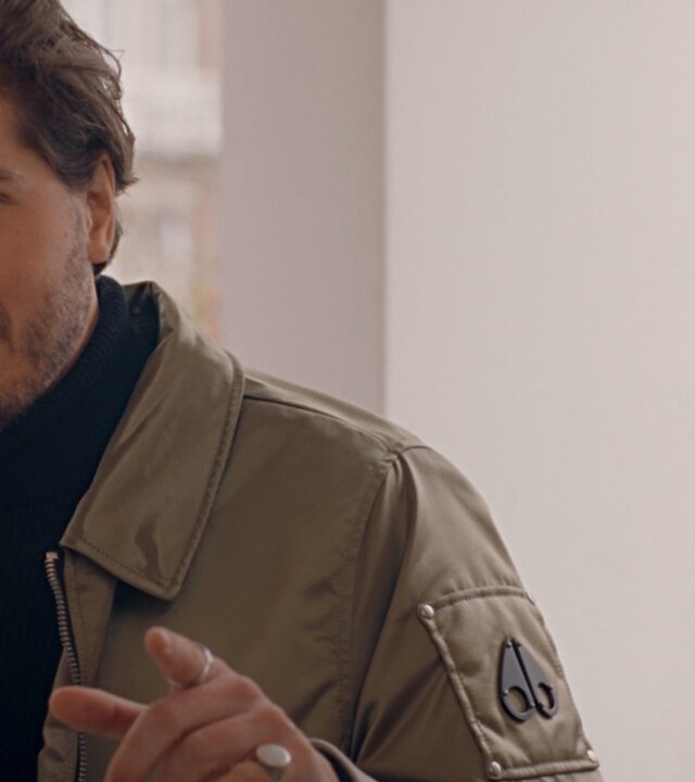 "Single Bells - 12 Dates till Christmas: Giel": Giel (Dorian Bindels) in Nahaufnahme. Er trägt einen gepflegten Fünf-Tage-Bart und hat mittellange, dunkelbraune Haare. Seine Augen sind blaugrau. Er schaut zur Seite.