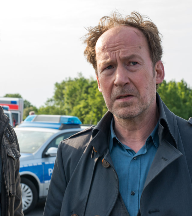 "Neben der Spur - Dein Wille geschehe": Ruiz (Juergen Maurer), Joe (Uli Noethen) und Anna (Marie Leuenberger) in Nahaufnahme. Sie stehen nebeneinander und blicken in die gleiche Richtung.
