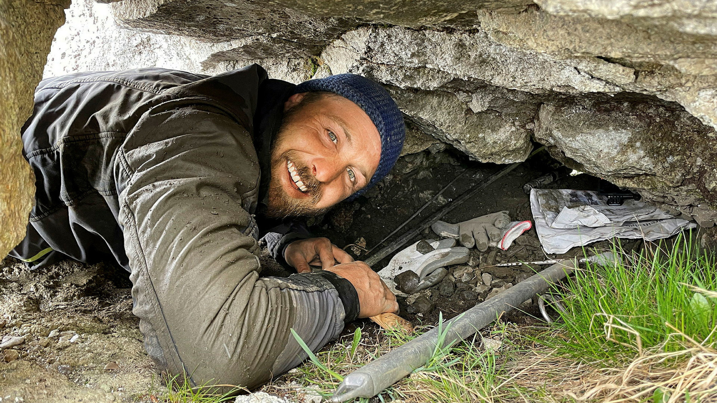 "Hoch hinaus – Die Schweiz über 3000 Metern (2/2) - Ein Strahler auf Schatzsuche in den Alpen": Strahler Christoph Betschart in seinem Element.
