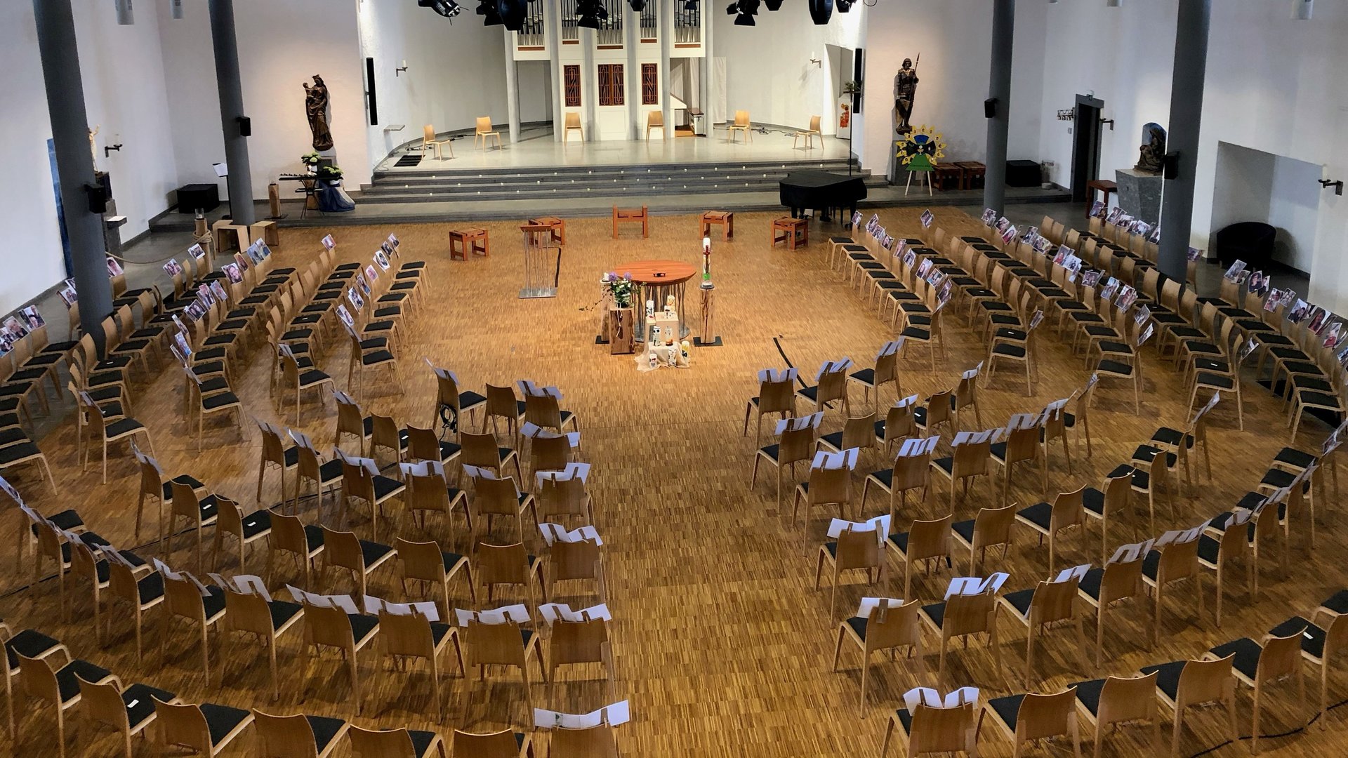 "Katholischer Gottesdienst - Wem gehört Jesus?": Blick ins Innere und auf den Altar der Jugendkirche Sankt Bernhard in Achern-Fautenbach.