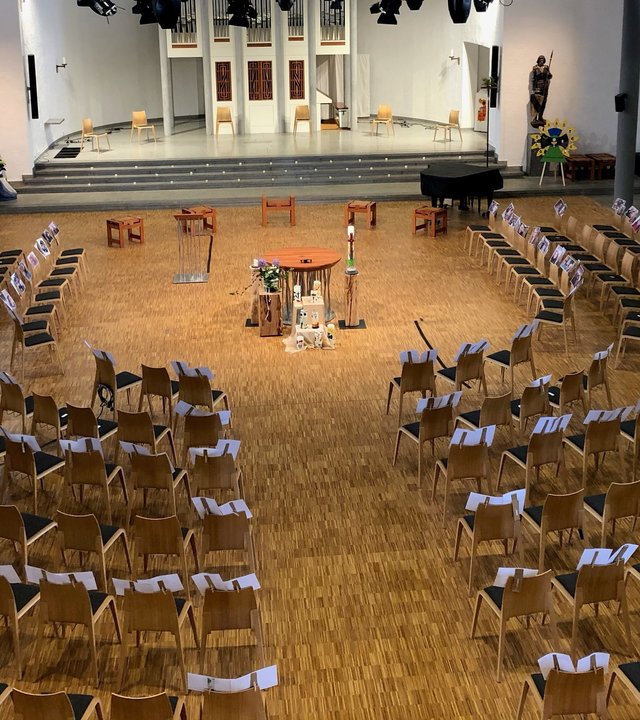 "Katholischer Gottesdienst - Wem gehört Jesus?": Blick ins Innere und auf den Altar der Jugendkirche Sankt Bernhard in Achern-Fautenbach.