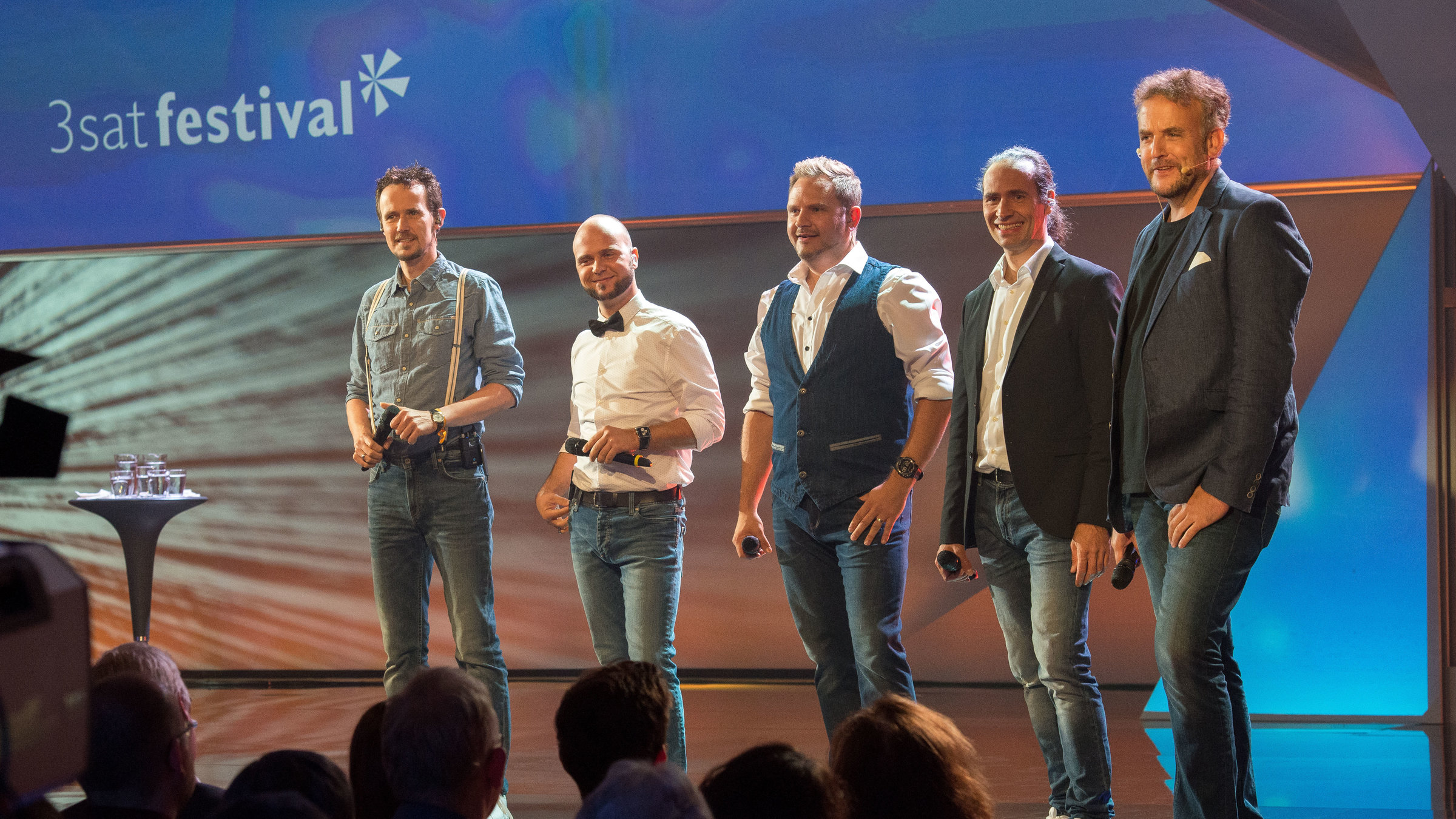 "Wise Guys: Das Beste aus 25 Jahren": Wise Guys auf der Bühne. Vor der Bühne sitzen Zuschauer.