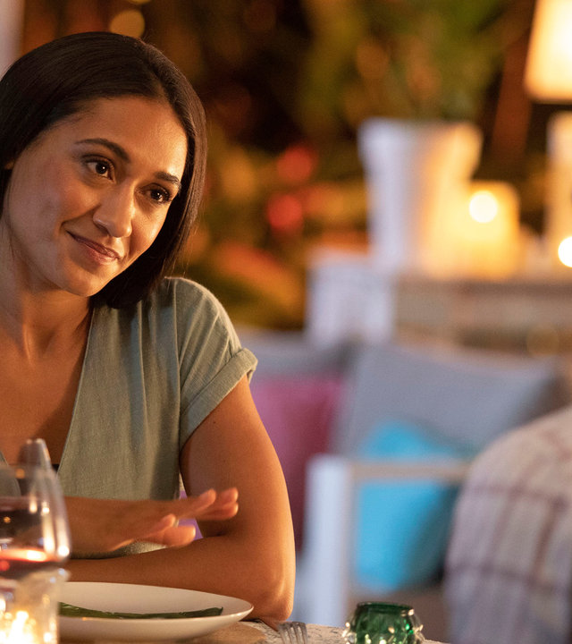 "Death in Paradise - Der Doppelgänger": DS Cassell (Joséphine Jobert) sitzt DI Parker (Ralf Little) an einem Tisch bei Kerzenschein gegenüber.