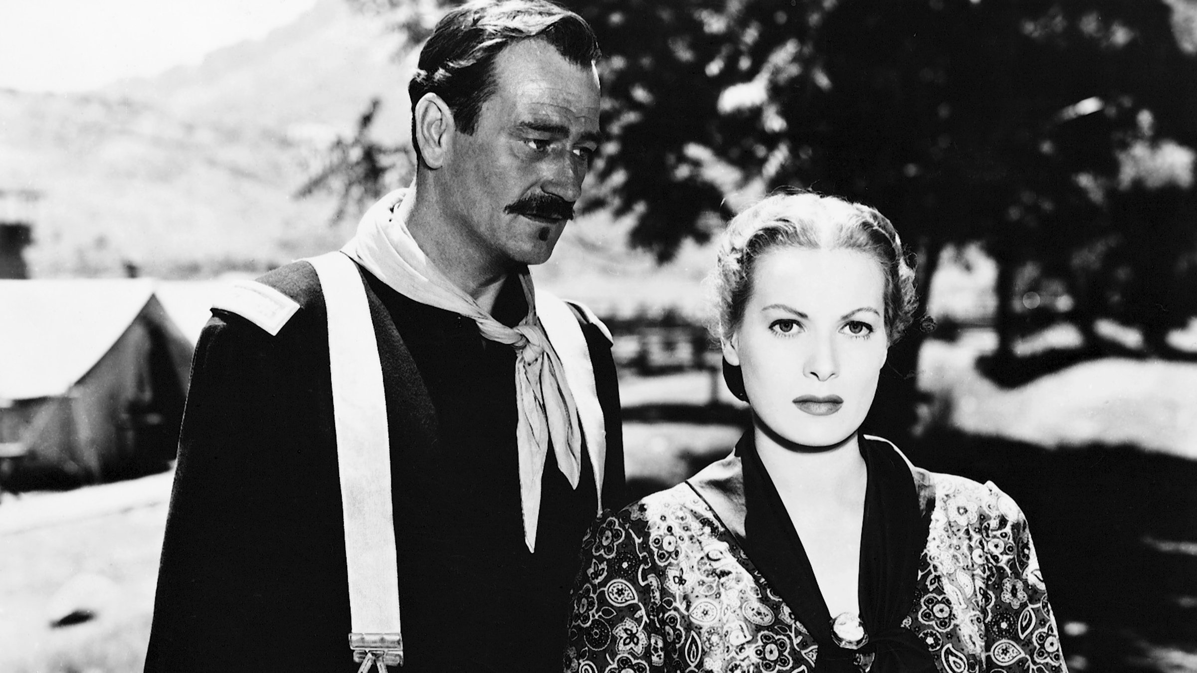 "Rio Grande" - In einem einsamen Fort am Rio Grande sieht Colonel Kirby Yorke (John Wayne) seine Frau (Maureen O'Hara) nach langen Jahren der Trennung wieder.