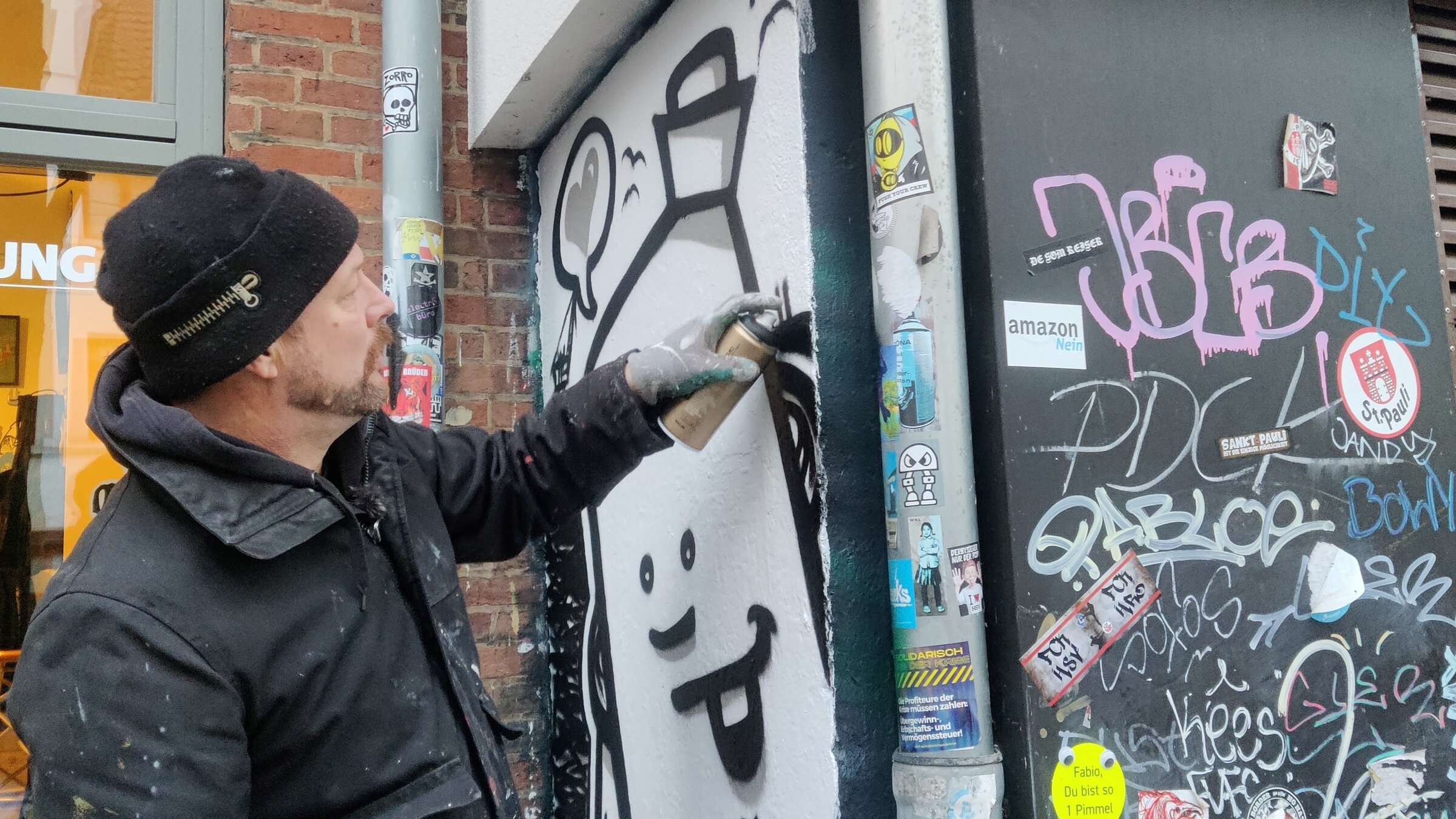 "Die Nordreportage: Coole Streetart auf St. Pauli": Gute Laune in schwarz/weiß - die coolen Wandbilder von Rebelzer (in Hamburg).