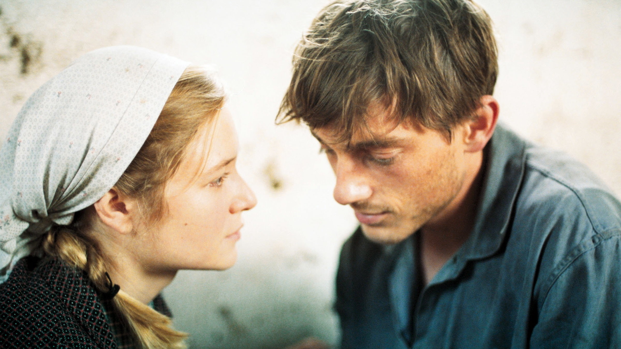 "Tannöd": Kathrin und Johann kommen sich nah.