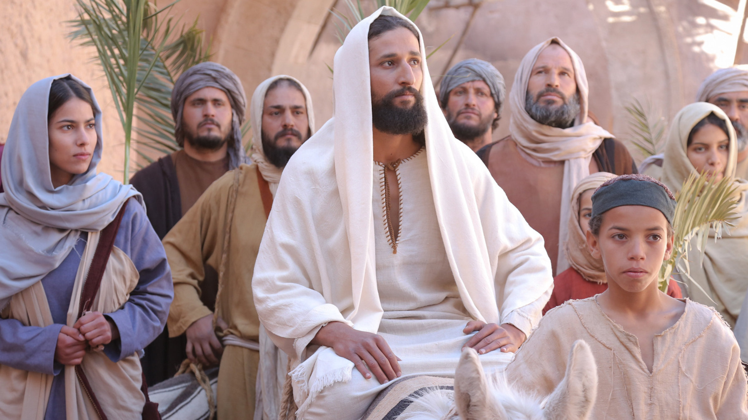 "Strafsache Jesus - Der Faktencheck mit Petra Gerster": Spielszene: Jesus-Darsteller sitzt auf einem Esel, der von einem Jungen geführt wird. Er ist umgeben von zahlreichen Anhängern.