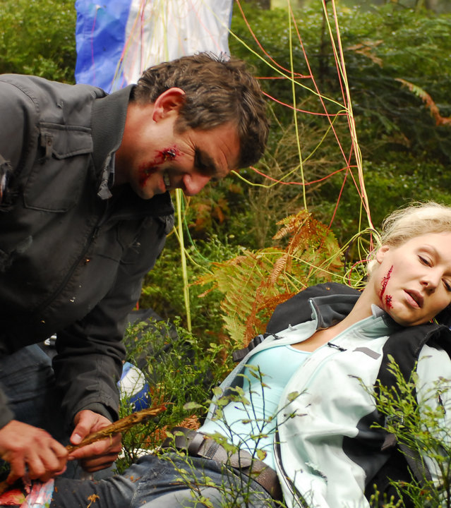 "Der Bergdoktor - Absturz": Der Bergdoktor Martin (Hans Sigl) verarztet die verletzte Andrea (Tessa Mittelstaedt). Die beiden sind während eines Paragliding-Flug ziemlich abseits der Zivilisation abgestürzt. Andrea ist bewusstlos und Martin verbindet Andreas rechtes Bein.