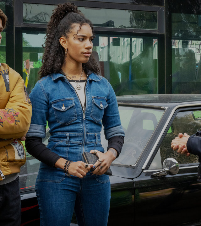 "Notruf Hafenkante - Bruderliebe": Lasse (Dominikus Weileder) und Merle (Joy Ewulu) stehen nebeneinander neben einem Pkw. Sie blicken zu Isa (Lilli Hollunder), die seitlich neben ihnen steht.