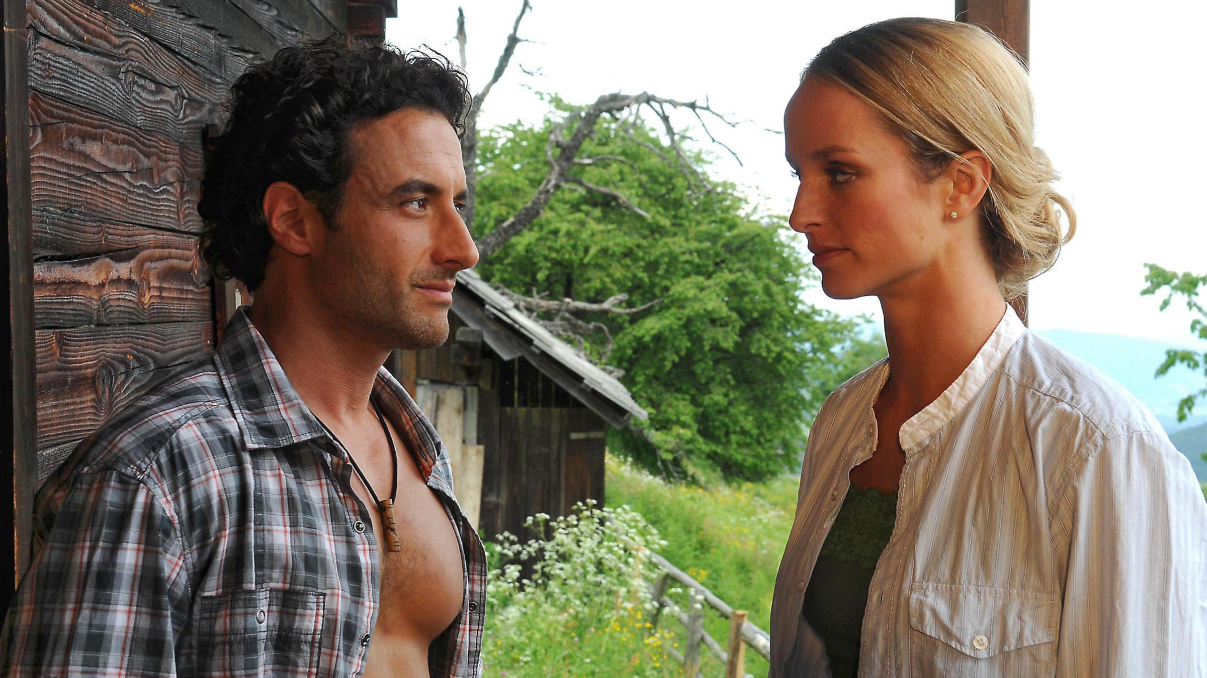 "Lilly Schönauer: Verliebt in einen Unbekannten" - Gunther Gillian (Benedikt Sanders), Lara Joy Körner (Clara Weichsler).