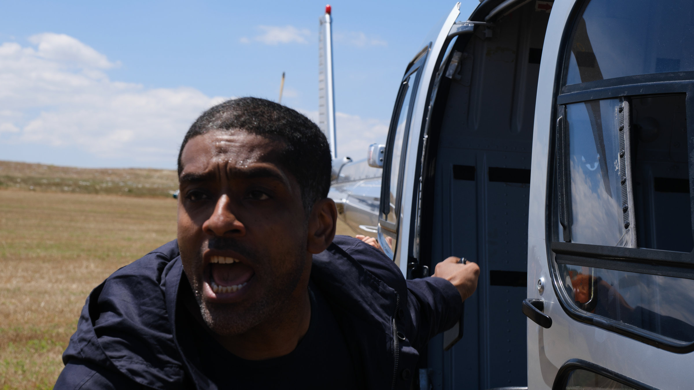 "Der Schwarm - Folge 5": Dr. Sigur Johanson (Alexander Karim) steht vor der offenen Tür eines Helikopters und schreit in Panik.