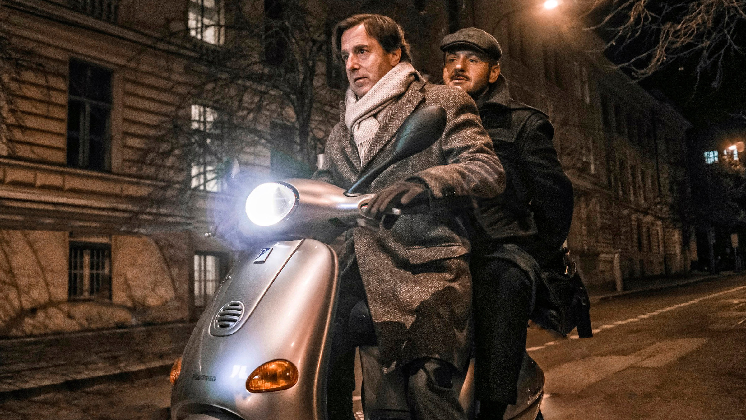 "Allmen und das Geheimnis der Libellen": Johann Friedrich von Allmen (Heino Ferch) und Butler Carlos (Samuel Finzi) auf einem Motoroller.