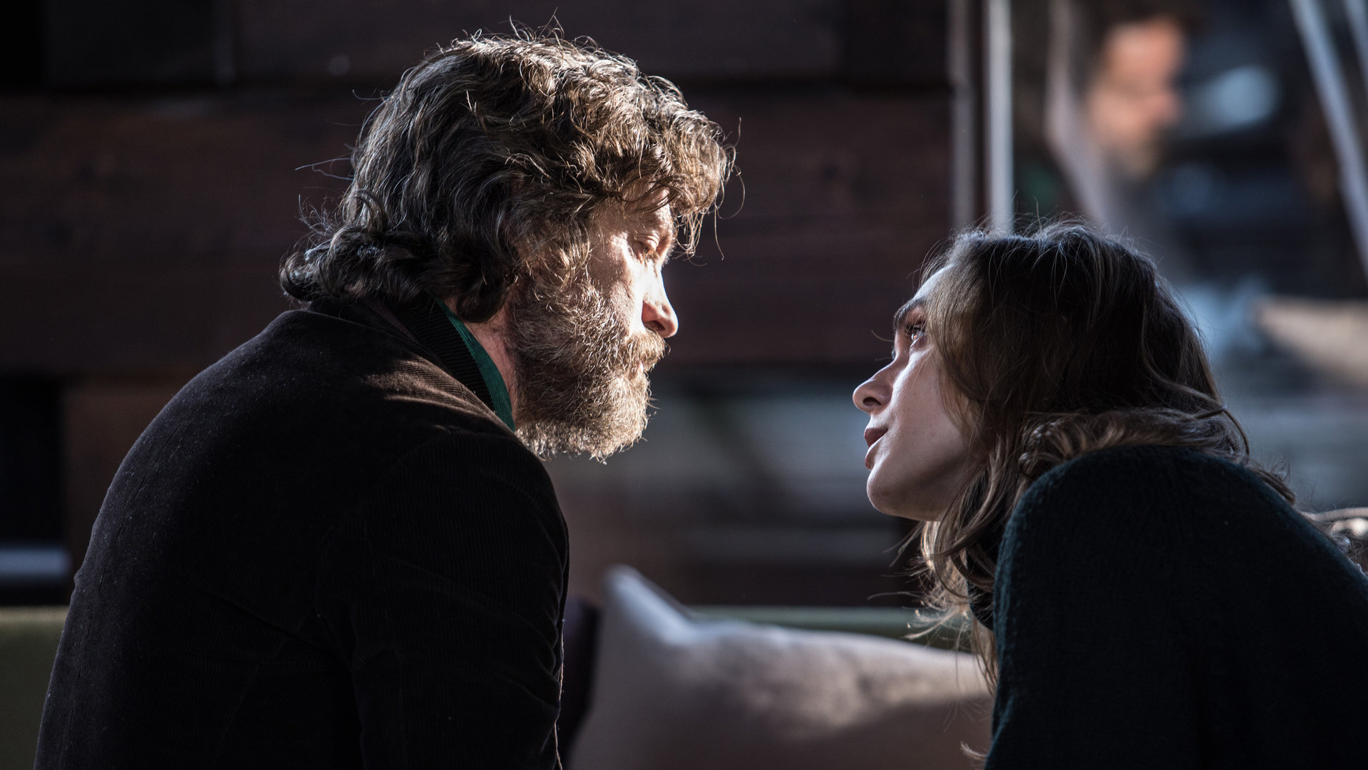 "Der Nebelmann": Loris Martini (Alessio Boni) und Clea (Lucrezia Guidone) sitzen nebeneinander und sprechen miteinander.