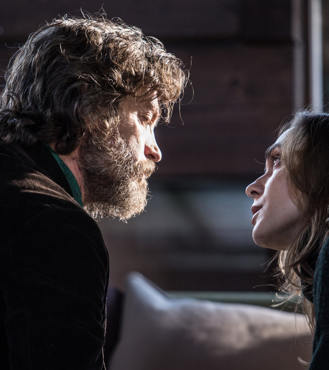 "Der Nebelmann": Loris Martini (Alessio Boni) und Clea (Lucrezia Guidone) sitzen nebeneinander und sprechen miteinander.