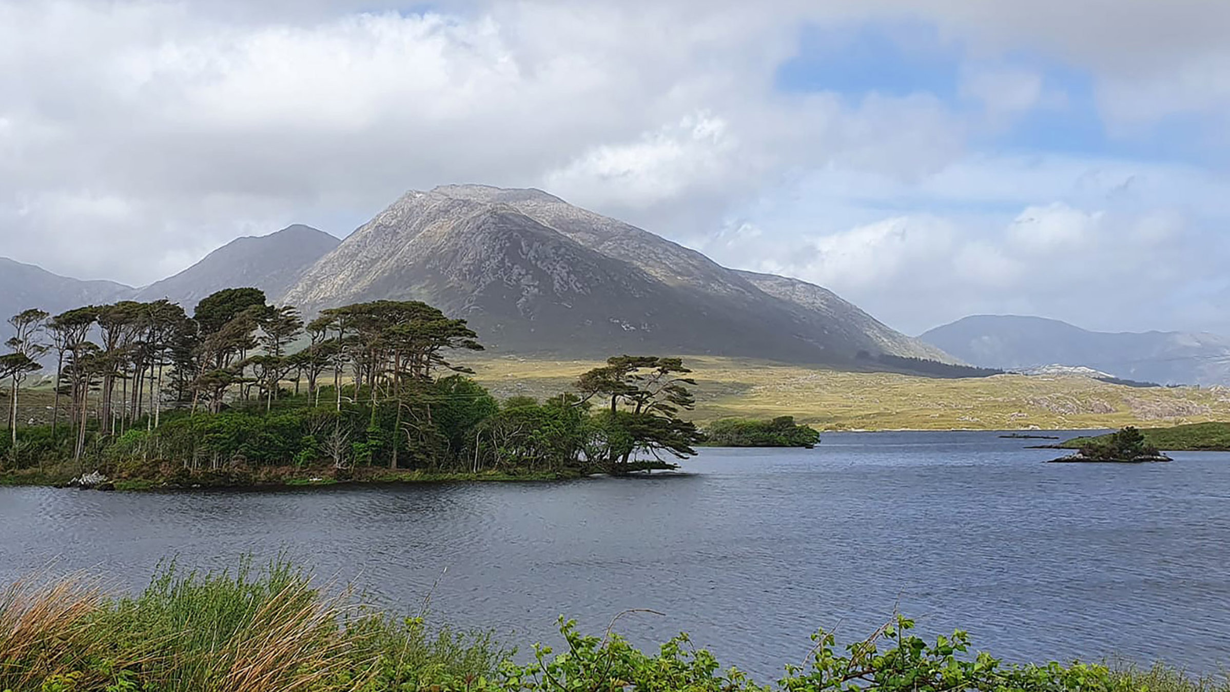 "Irischer Kompass - Rauer Westen":Irland besitzt unzählige Berge und Seen. Die Bergregion „Twelve Pins“ besteht ausblankem Quarzgestein.
