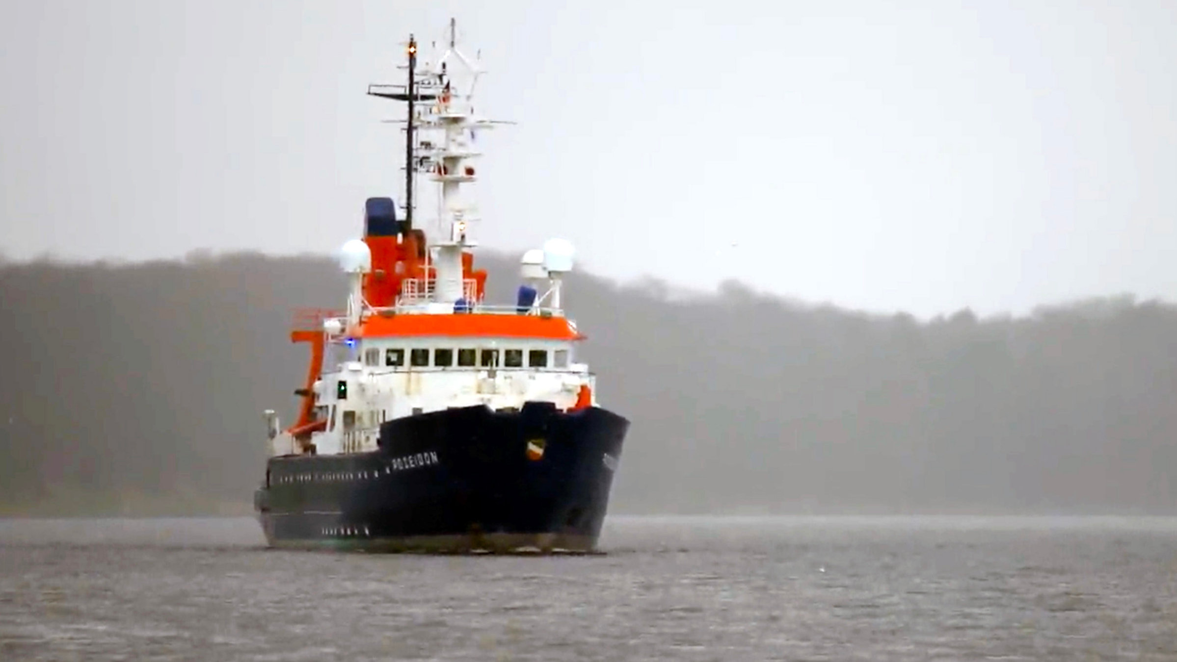 "Wir schicken ein Schiff": Die Sea Watch 4 auf dem Weg durch die Nord-Ostseekanal. Das Ziel: Der Heimathafen Buriana in Spanien. Etwa zwei Wochen dauert die Überfahrt.