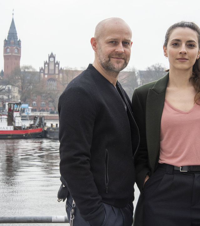 "Jenseits der Spree - Blutsbande": Rober Heffler (Jürgen Vogel) und Kay Freund (Seyneb Saleh) stehen tagsüber an der Spree. Auf dem Fluss sind Boote. Auf der anderen Seite ist das Rathaus von Köpenick zu sehen.