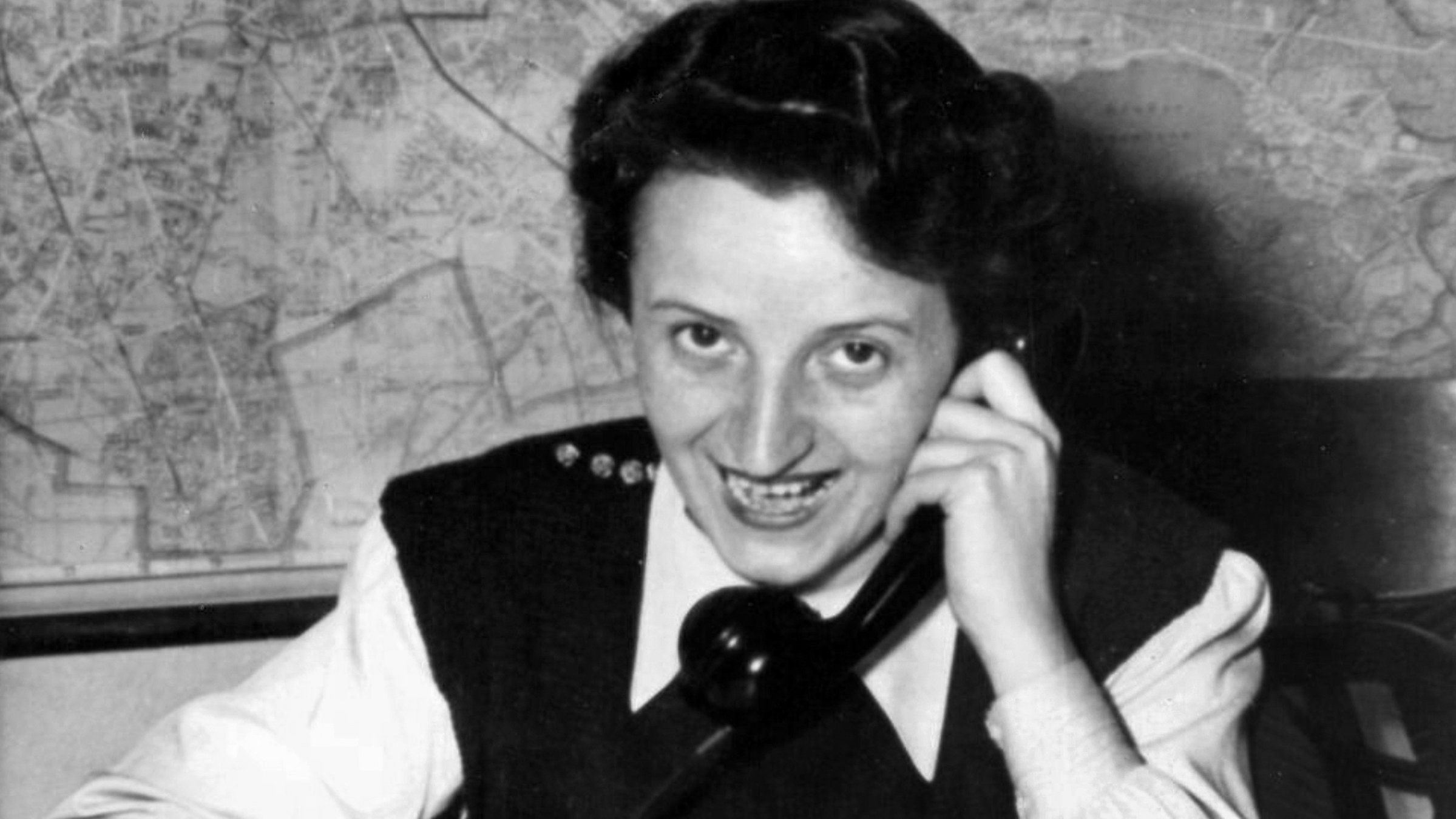 "Griff nach der Freiheit - Der 17. Juni 1953": Journalistin Käthe Stern am Schreibtisch in der Stalinallee.