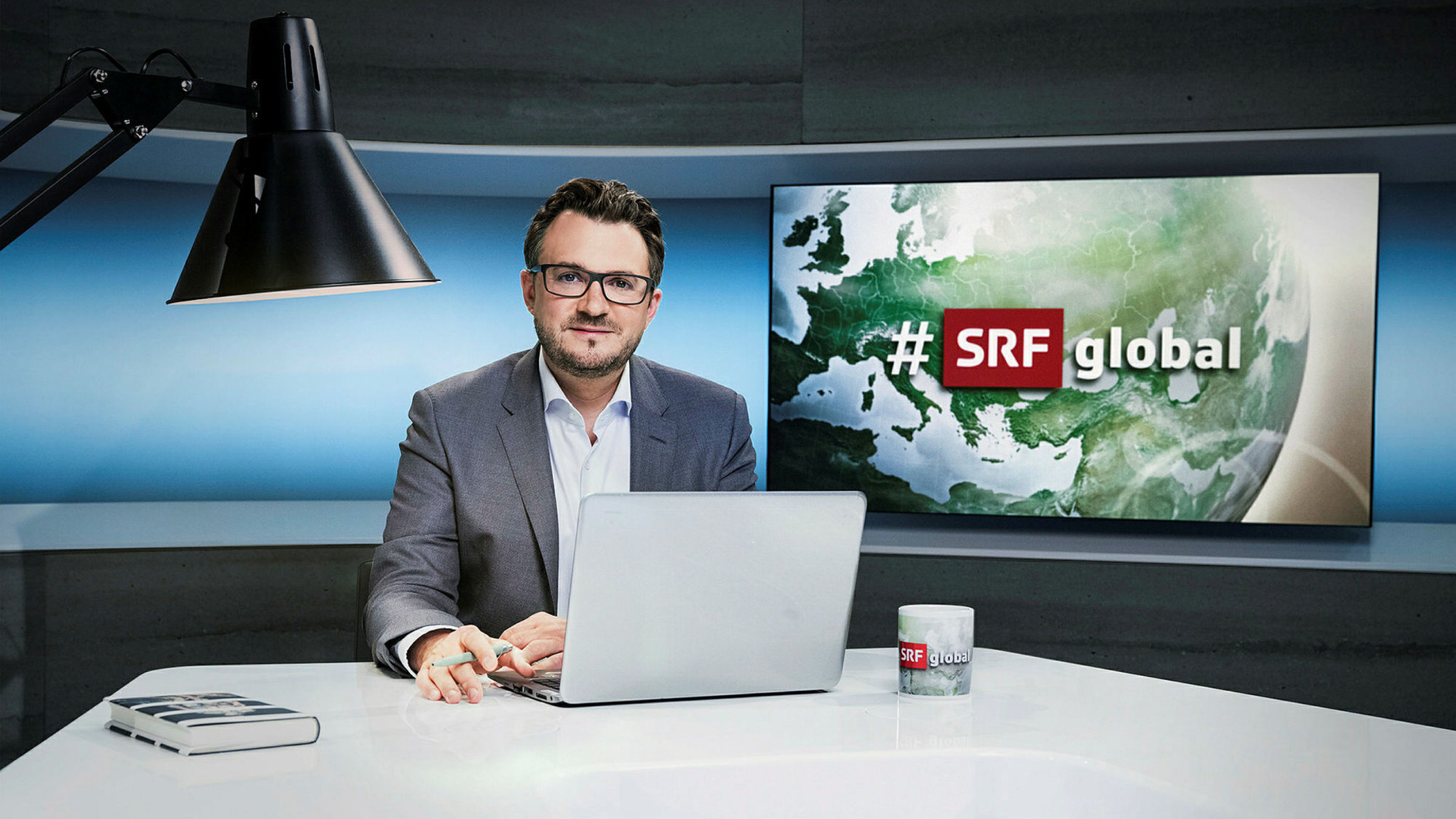 "#SRF global": Moderator Sebastian Ramspeck im Studio.