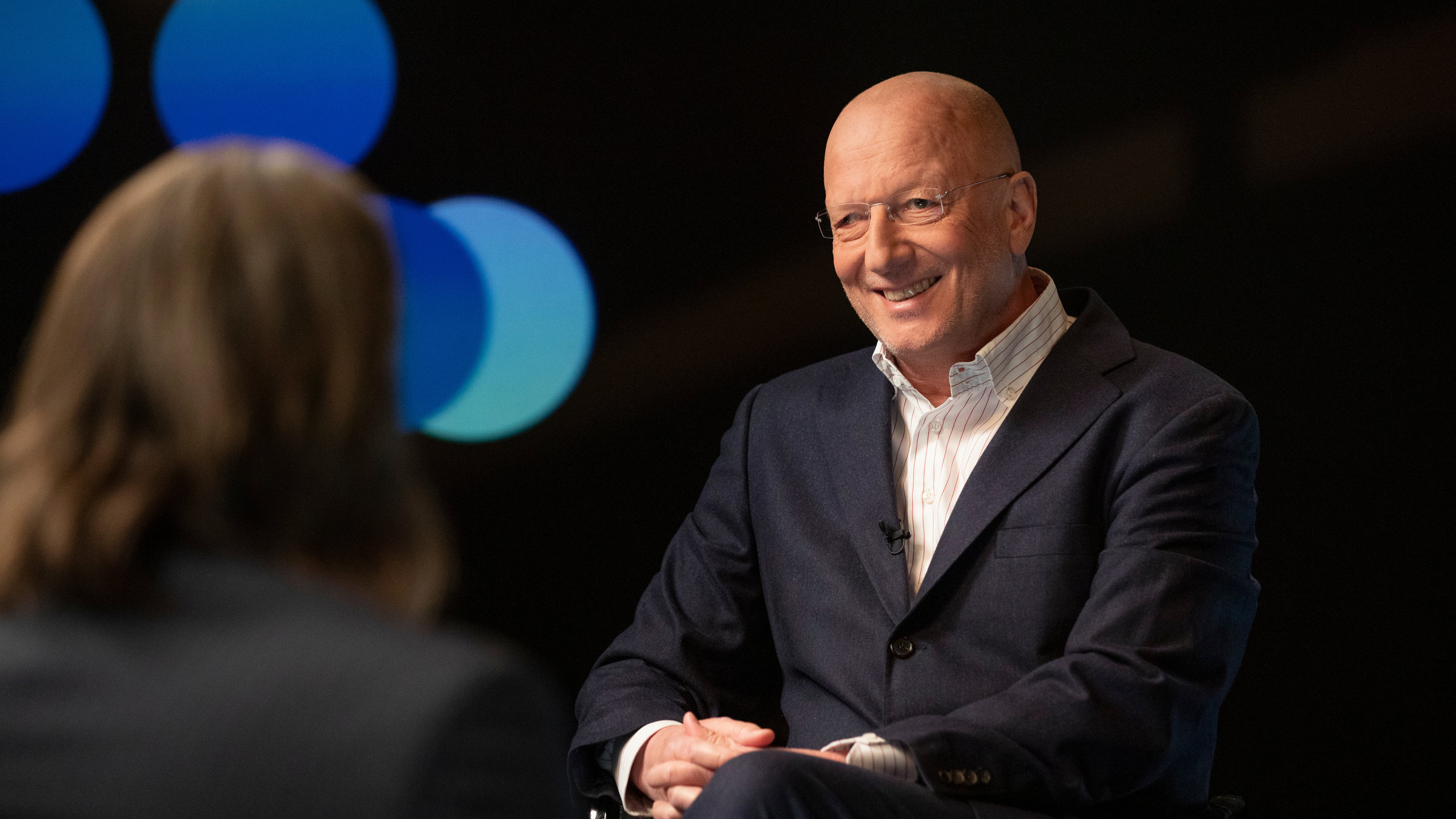 "Precht": Roger de Weck sitzt im Studio Precht gegenüber.