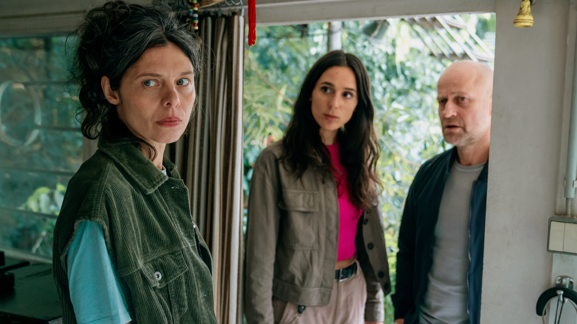 "Jenseits der Spree - Letzte Rettung": Maren Gottschalk (Margarita Breitkreiz) öffnet Mavi Neumann (Aybi Era) und Robert Heffler (Jürgen Vogel) die Tür.