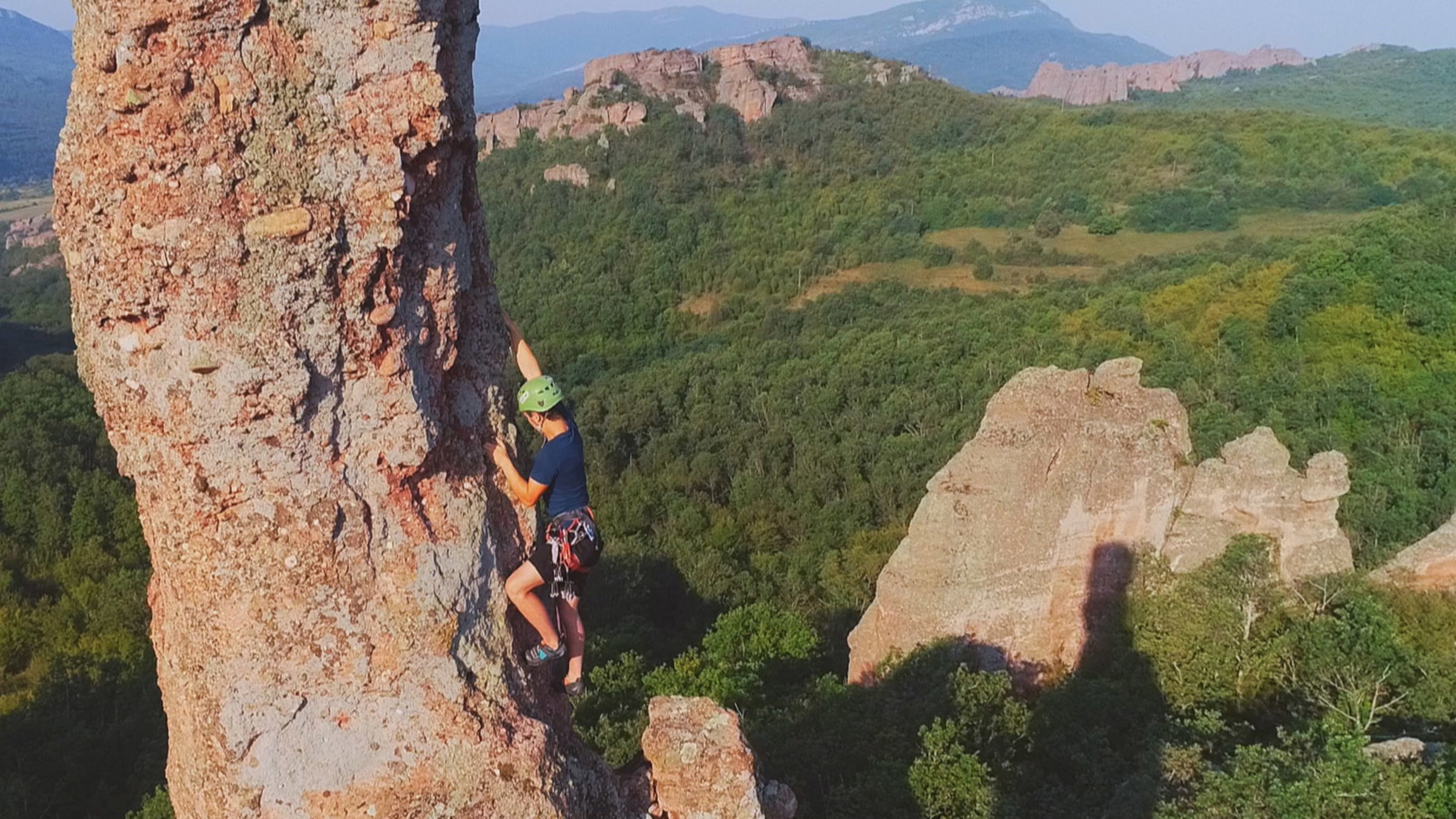 "Bulgariens Bergwelten: Das Balkan-Gebirge": Auch wenn ihr tägliches Training in der Halle stattfindet, mehrmals im Monat klettern Todor Tsankov und sein Sicherungspartner in der Natur. Heute haben sie sich den Finger vorgenommen, einen mittelschweren, 70 Meter hohen Felsen.
