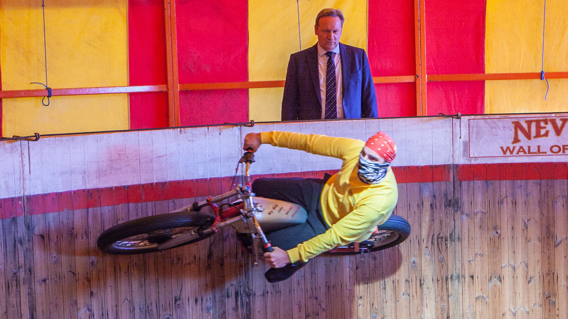 "Inspector Barnaby - Der Jahrmarktsmörder": Inspector Barnaby (Neil Dudgeon) bestaunt einen Motorrad-Rennfahrer in einem Schaustellerunternehmen in Aktion.