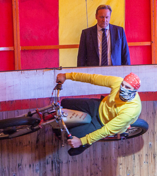 "Inspector Barnaby - Der Jahrmarktsmörder": Inspector Barnaby (Neil Dudgeon) bestaunt einen Motorrad-Rennfahrer in einem Schaustellerunternehmen in Aktion.