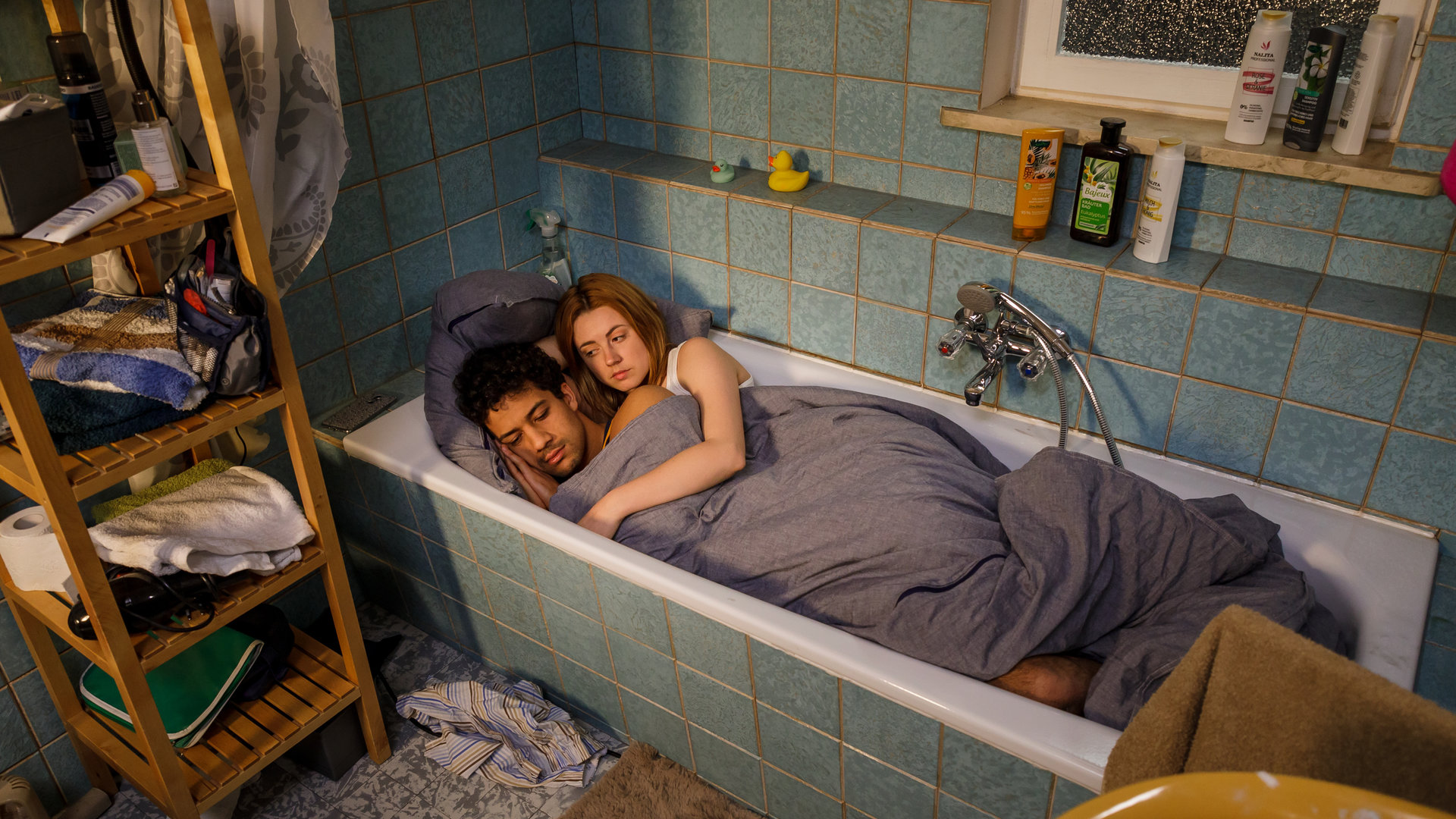 "Ich dich auch! - Die Bombe": Yannik (Rojan Juan Barani) und Caro (Meriel Hinsching) haben sich zum Schlafen in die Badewanne gelegt.