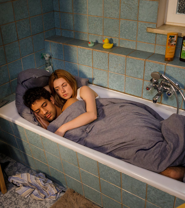 "Ich dich auch! - Die Bombe": Yannik (Rojan Juan Barani) und Caro (Meriel Hinsching) haben sich zum Schlafen in die Badewanne gelegt.