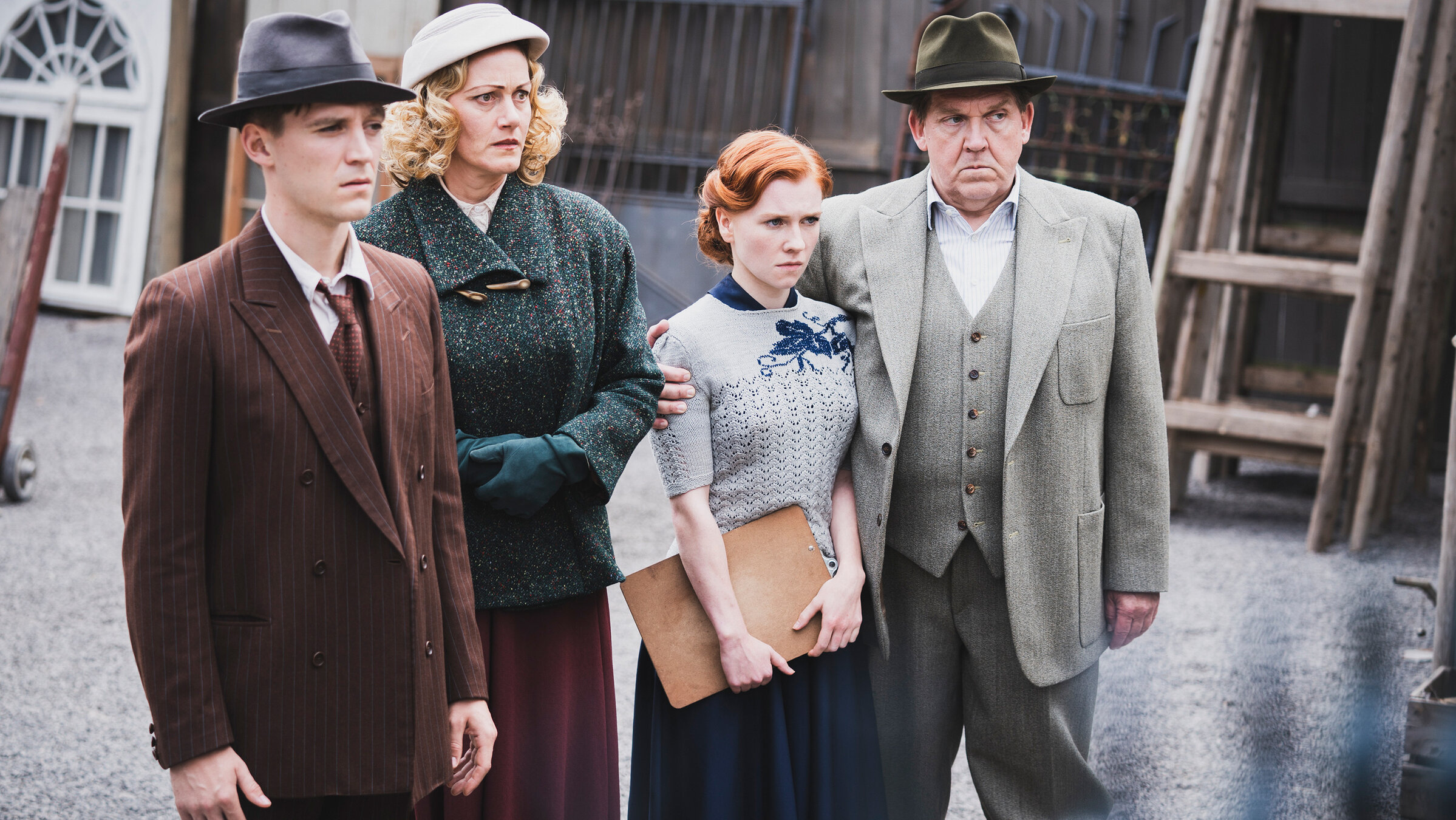 "Ein Hauch von Amerika (5/6) - Freunde und Feinde": Die Strumms (Jonas Nay, Anna Schudt, Franziska Brandmeier, Dietmar Bär) werden daran erinnert, wie sie sich einem jüdischen Kaufmann gegenüber verhalten haben.