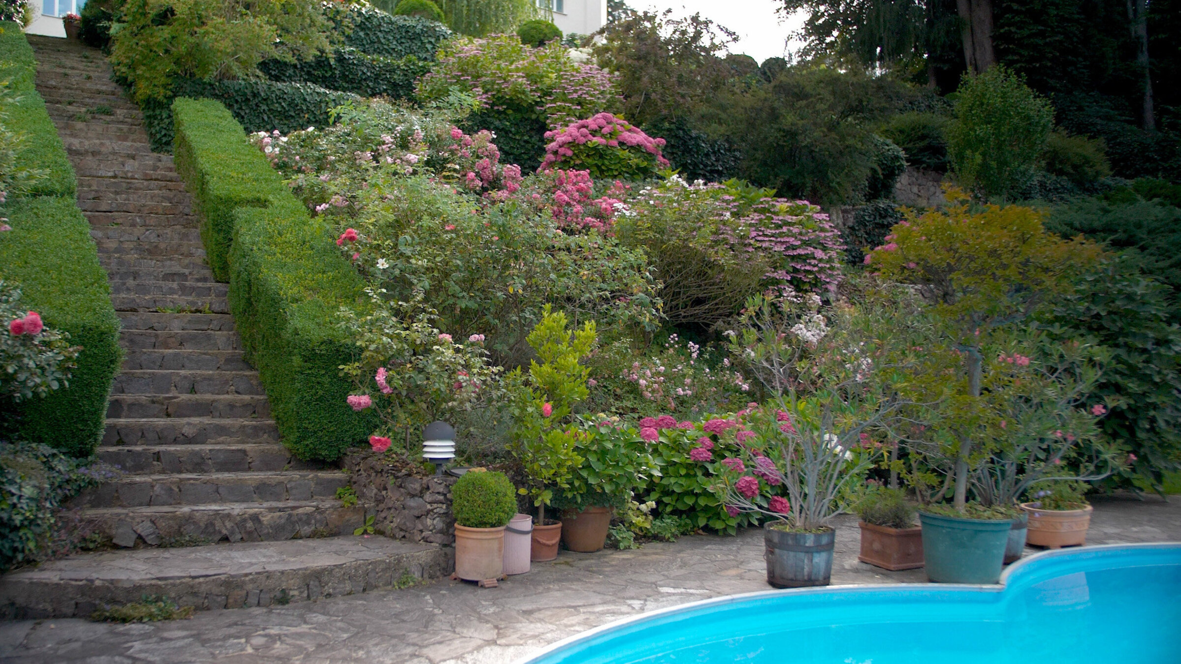 "Wiens verborgene Gärten (1 und 2): Der terrassierte Bereich des Delug-Sommerakademie-Gartens von Günther und Silvia Vetter.