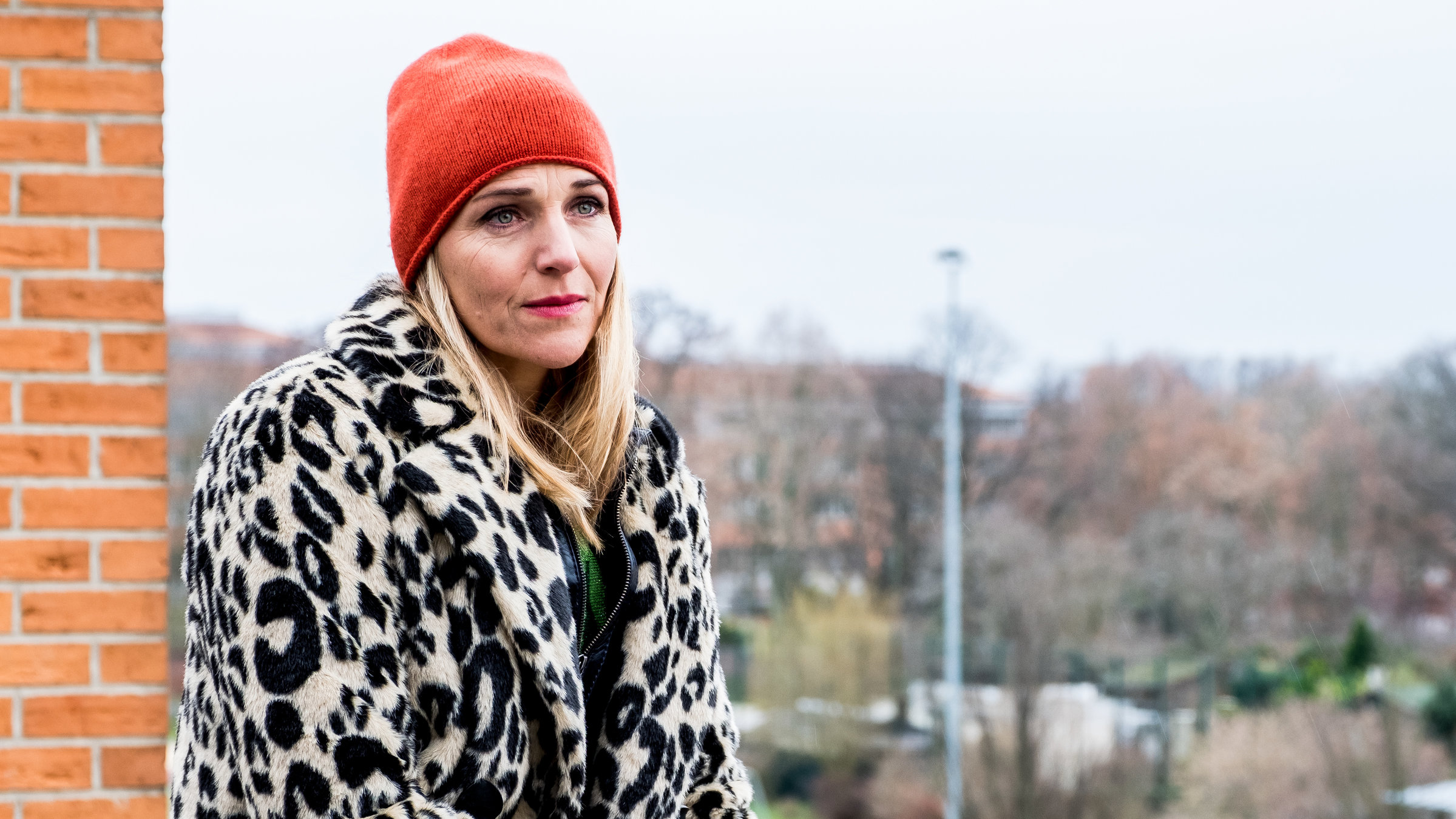 "Fritzie - Der Himmel muss warten - Blick nach vorn": Fritzie (Tanja Wedhorn) sitzt auf dem Geländer des Schuldachs.