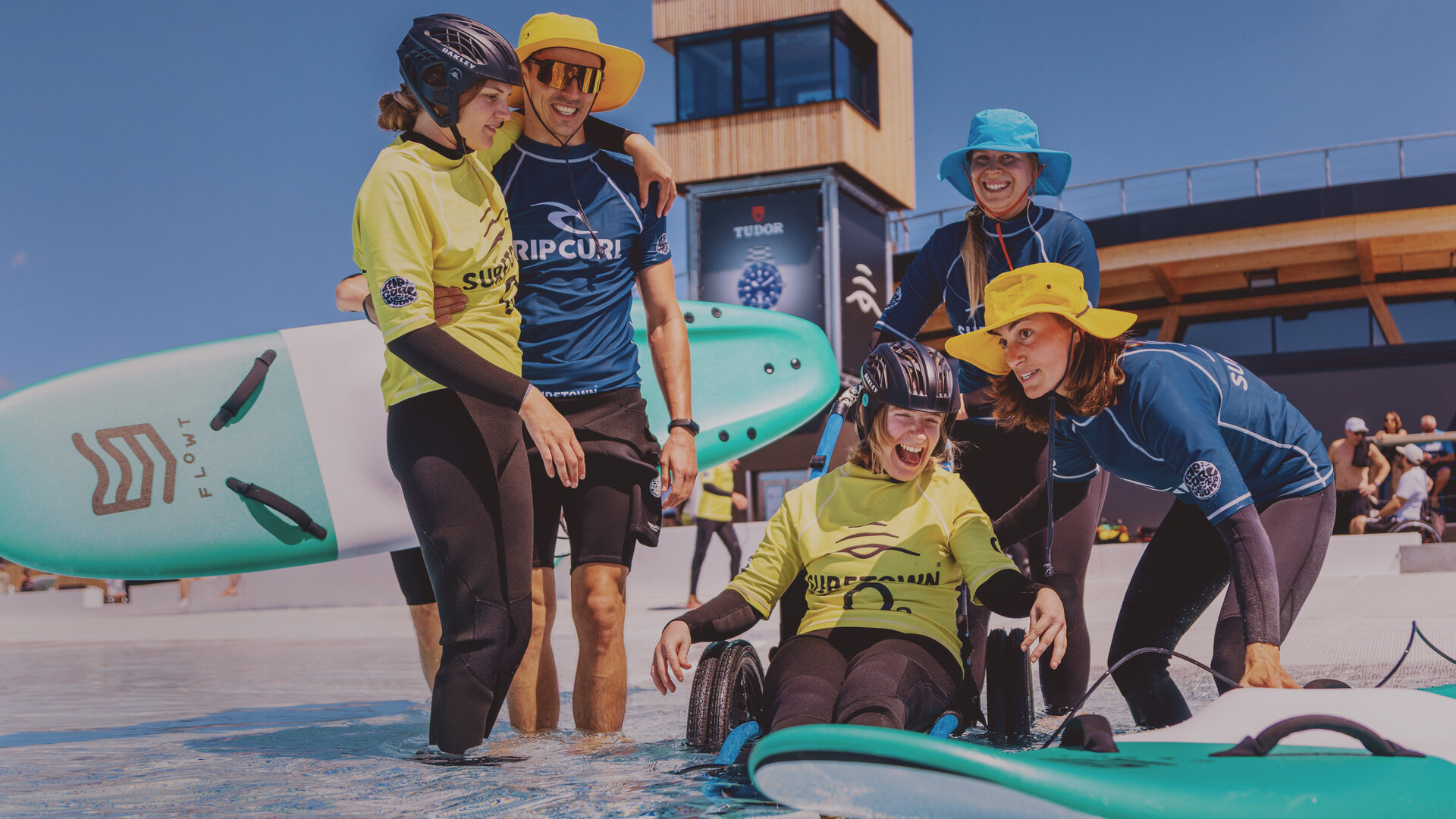 "Aktion Mensch - Glückszahlen der Woche": In einem Surfpark befinden sich fünf Personen zusammen im seichten Wasser.