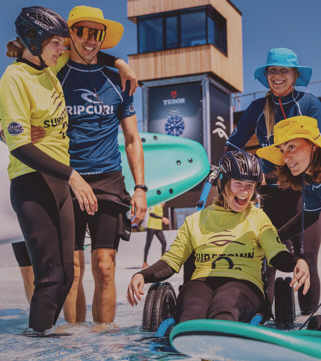 "Aktion Mensch - Glückszahlen der Woche": In einem Surfpark befinden sich fünf Personen zusammen im seichten Wasser.