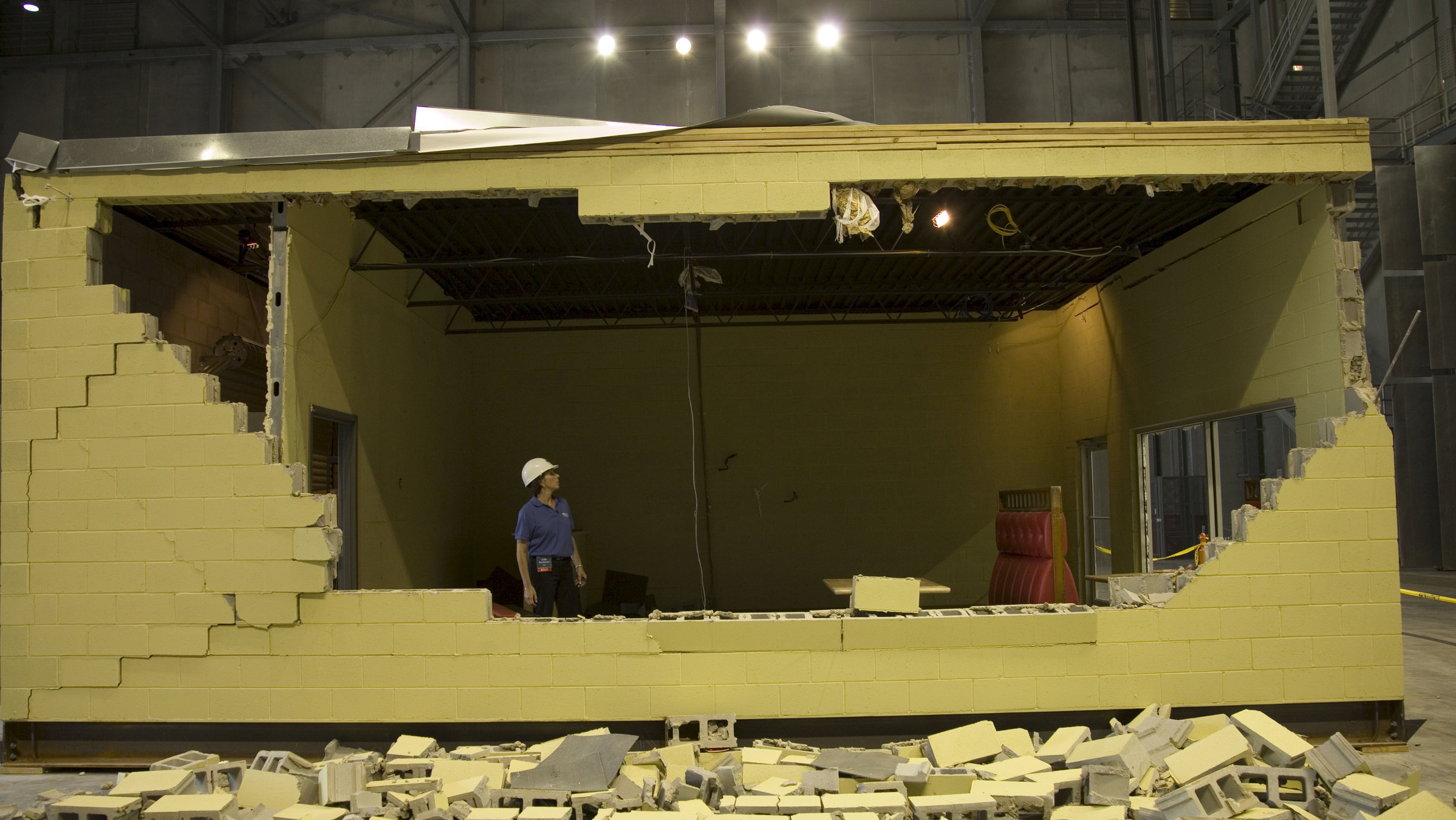 "Terra X: Wilder Planet - Stürme": Zerstörtes Haus im Sturmsimulator des US-Versicherungsinstituts IBHS in South Carolina.