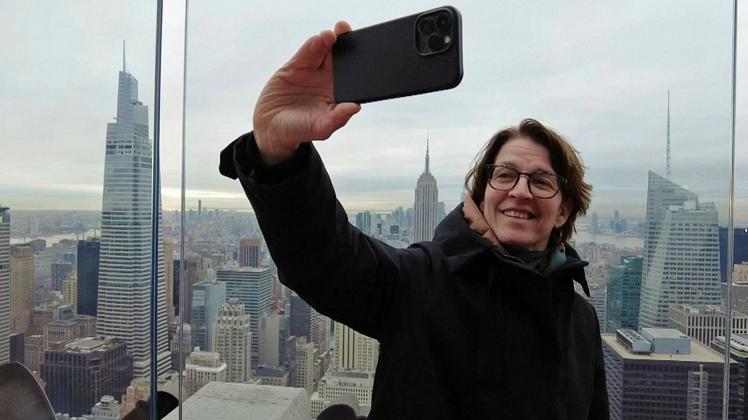 "Die Frauenfußball-Chefin – Tatjana Haennis in New York": Tatjana Haenni auf dem Rockefeller Center New York.