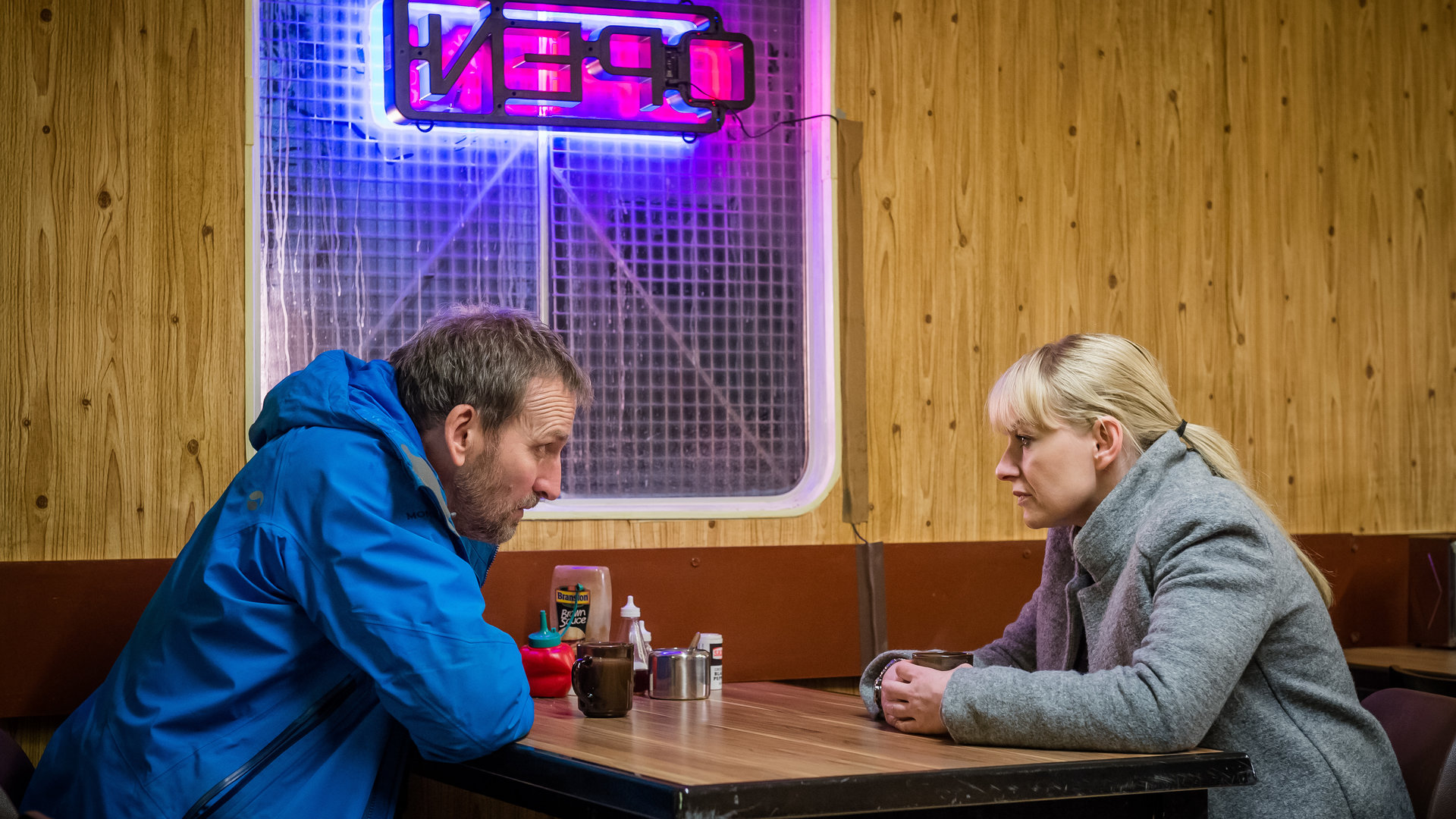 "Safe House - Liebe": Robert (Christopher Eccleston) und Becky (Christine Tremarco) sitzen in einem Diner und unterhalten sich.