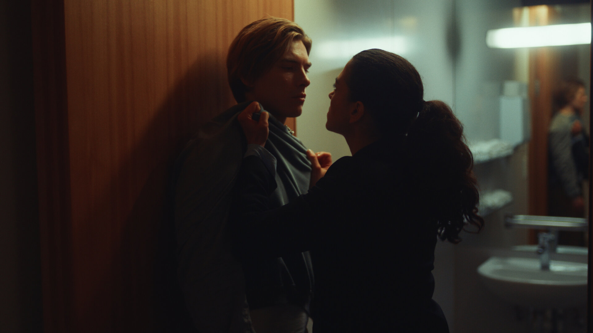 "Crystal Wall - Der Sohn": Nicolas Dardenne (Gustav Schmidt) wird von Louna Lloris (Anna Bardavelidze) gegen die Wand gedrückt und zur Rede gestellt.