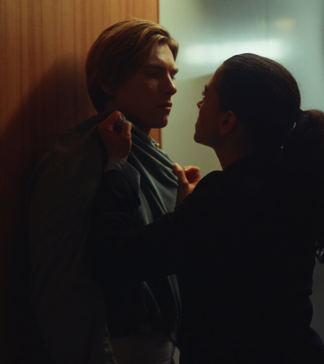 "Crystal Wall - Der Sohn": Nicolas Dardenne (Gustav Schmidt) wird von Louna Lloris (Anna Bardavelidze) gegen die Wand gedrückt und zur Rede gestellt.